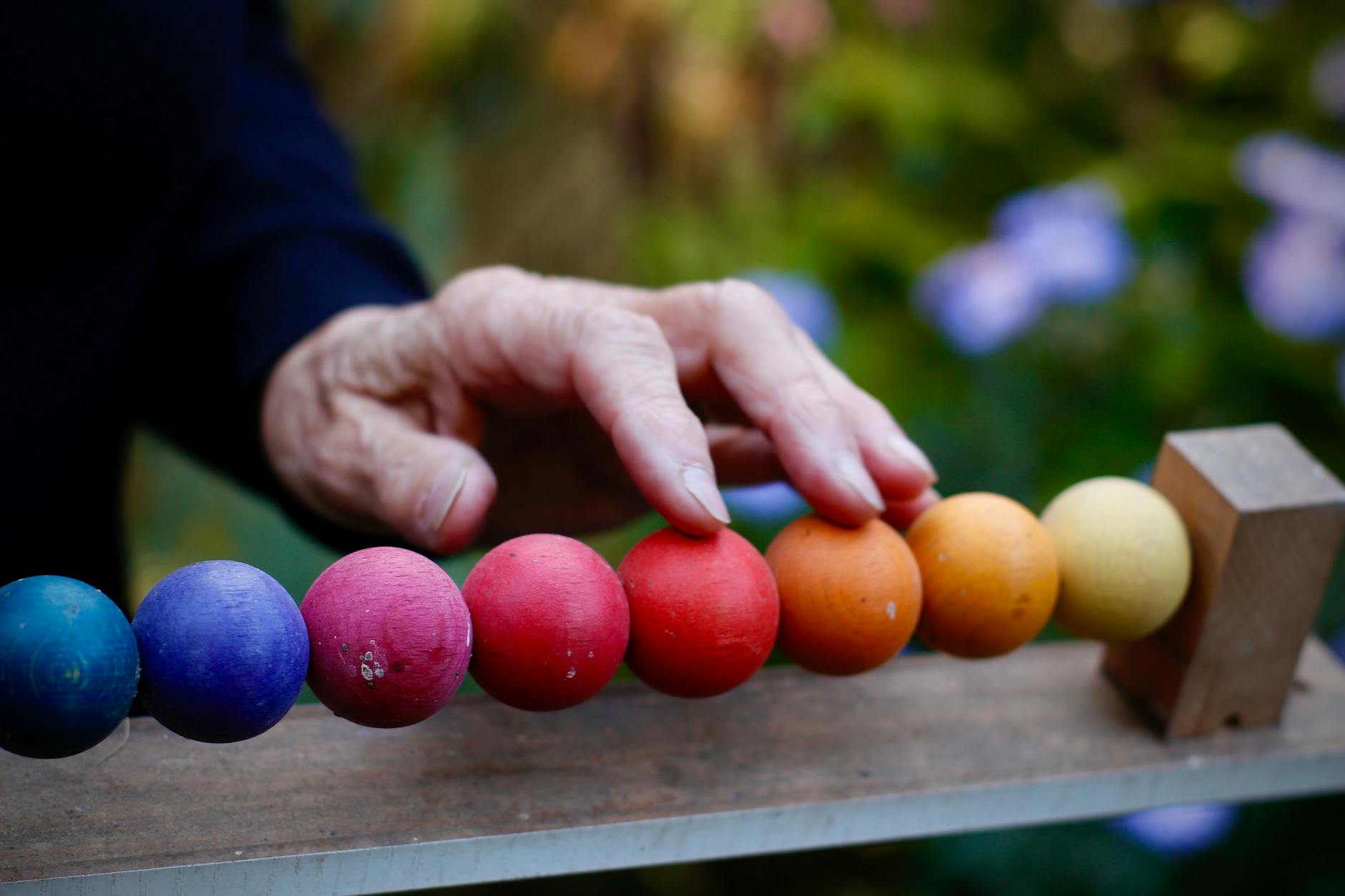 Bunte Kugeln in Regenbogenfarben sind Ursula Wünschs Markenzeichen. Es ist eine spielerische Kreation, die nicht nur Kindern Freude bereiten – dieser Kugel-Rechner machte sie für ihren verstorbenen Mann.