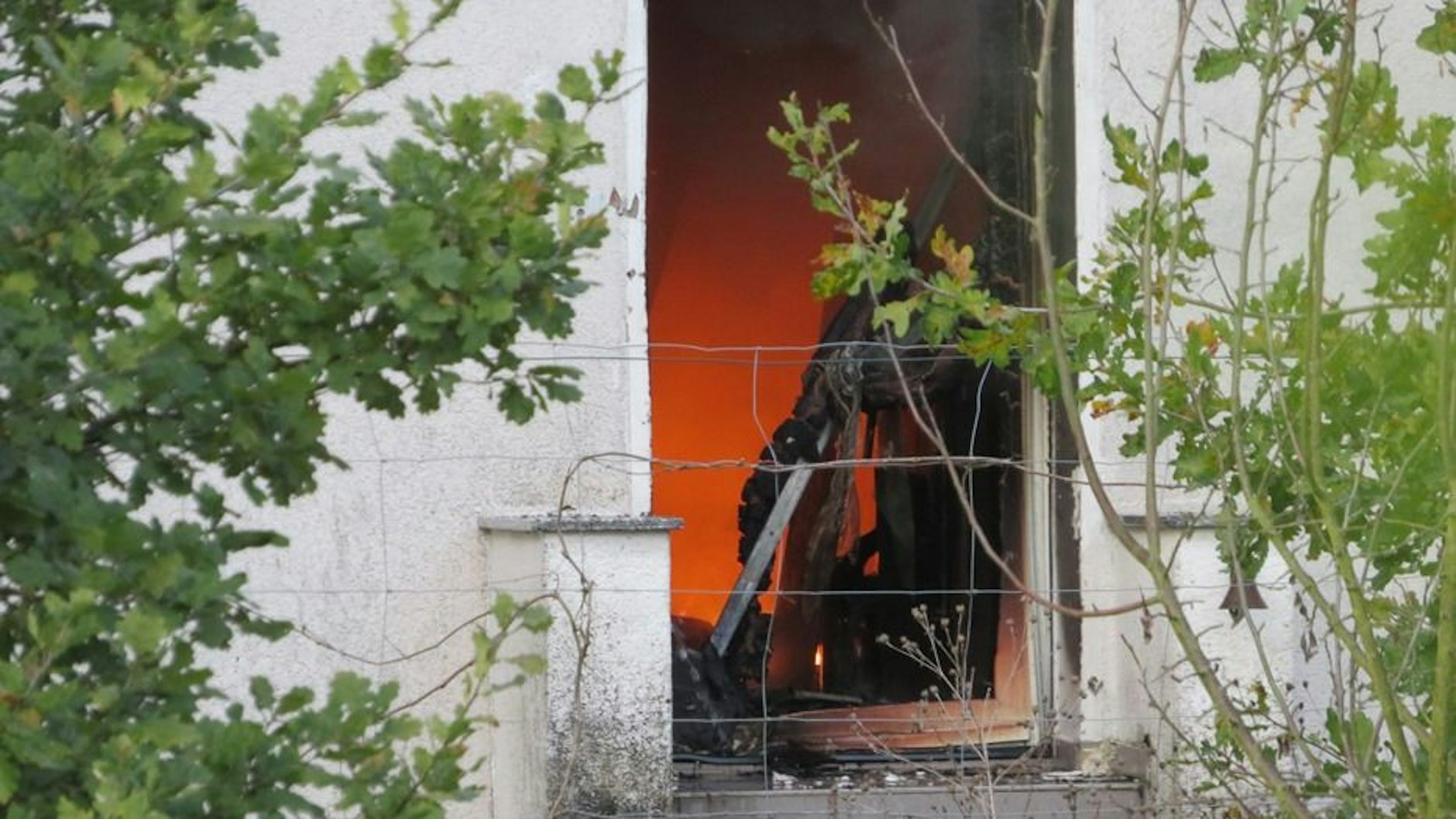 Bei einem Familiendrama in Premnitz hatte ein Sohn vermutlich seinen Vater in eine Garage eingesperrt und diese angezündet. 