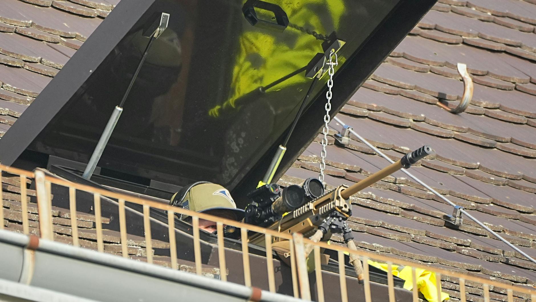Scharfschützen sichern den Bereich vor dem Schloss Bellevue für die Ankunft von US-Präsident Biden.