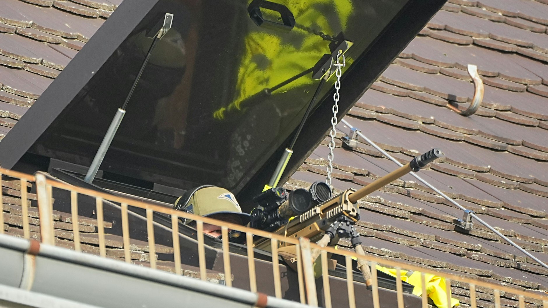 Scharfschützen sichern den Bereich vor dem Schloss Bellevue für die Ankunft von US-Präsident Biden. 