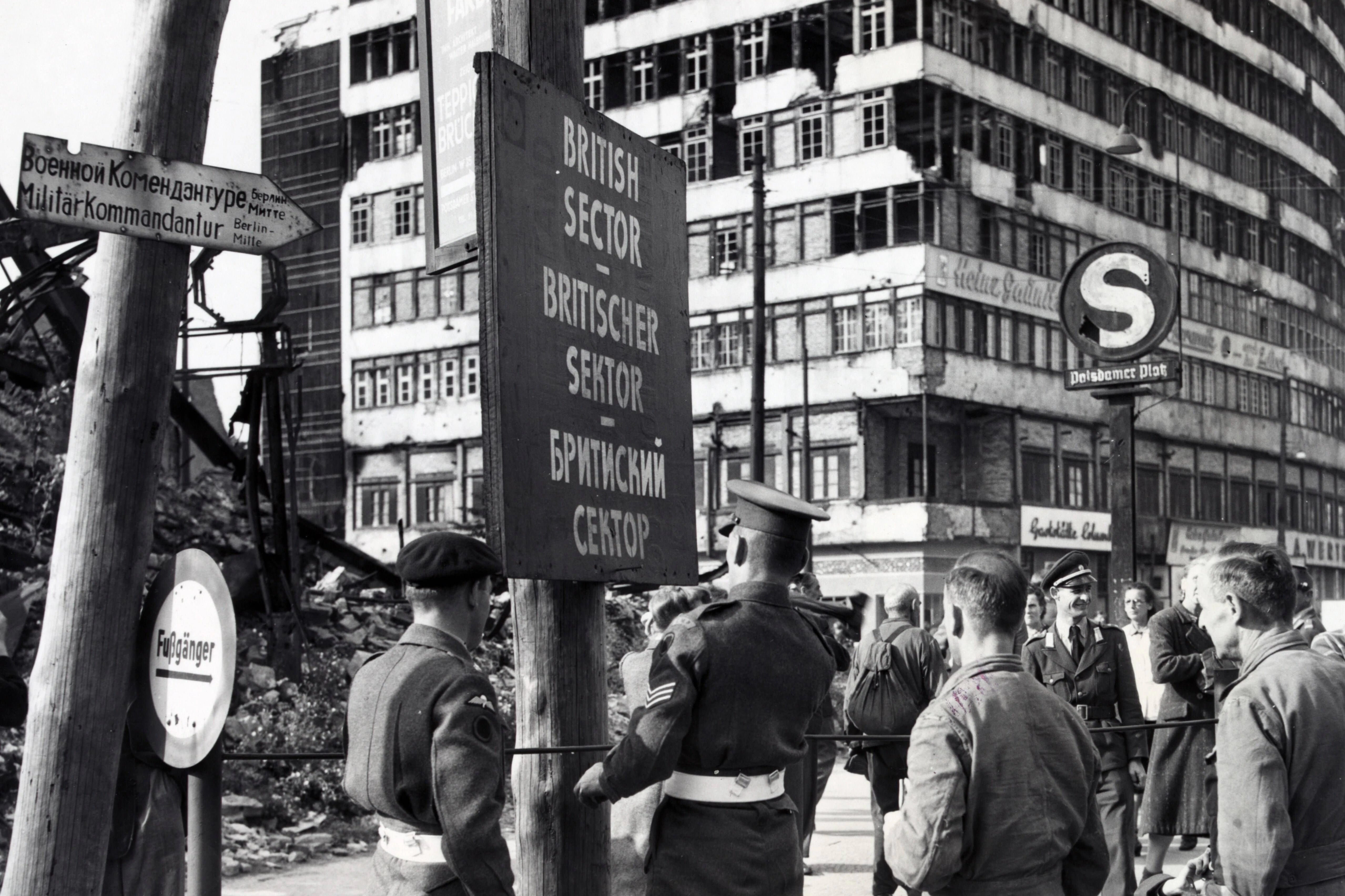 Britische Militärpolizei beim Aufstellen eines Schildes zur Kennzeichnung der Teilung des britischen und des russischen Sektors.