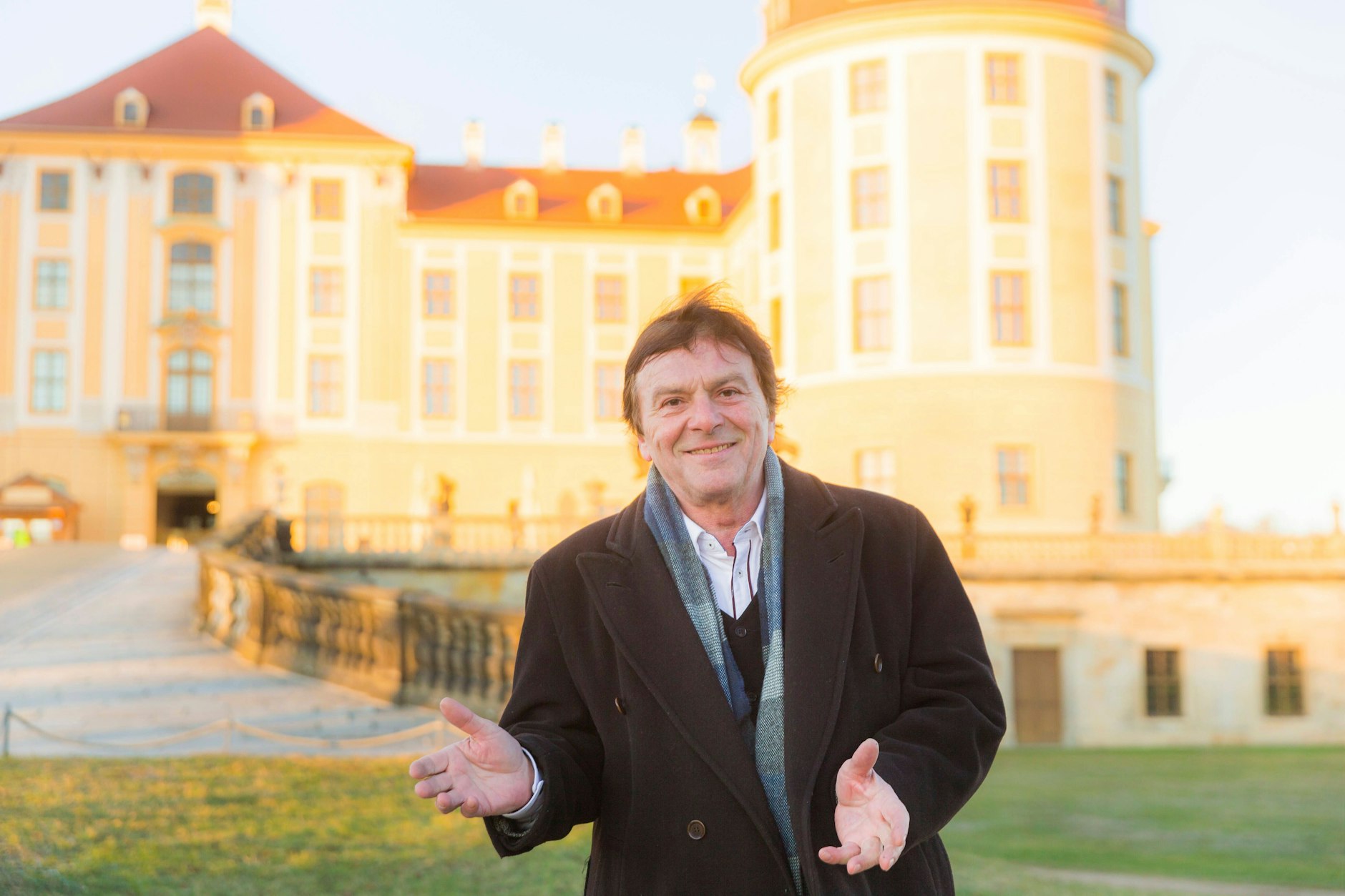 Pavel Trávníček, der Märchenprinz aus dem wohl beliebtesten Märchenfilm aller Zeiten, Drei Haselnüsse für Aschenbrödel, zu Gast im Schloss Moritzburg, wo er 2019 eine Autogrammstunde gab. Schloss Moritzburg ist die ehemalige Jagdresidenz der Kurfürsten und Könige von Sachsen in der Gemeinde Moritzburg bei Dresden – und das Filmschloss des DDR-Kultfilms!