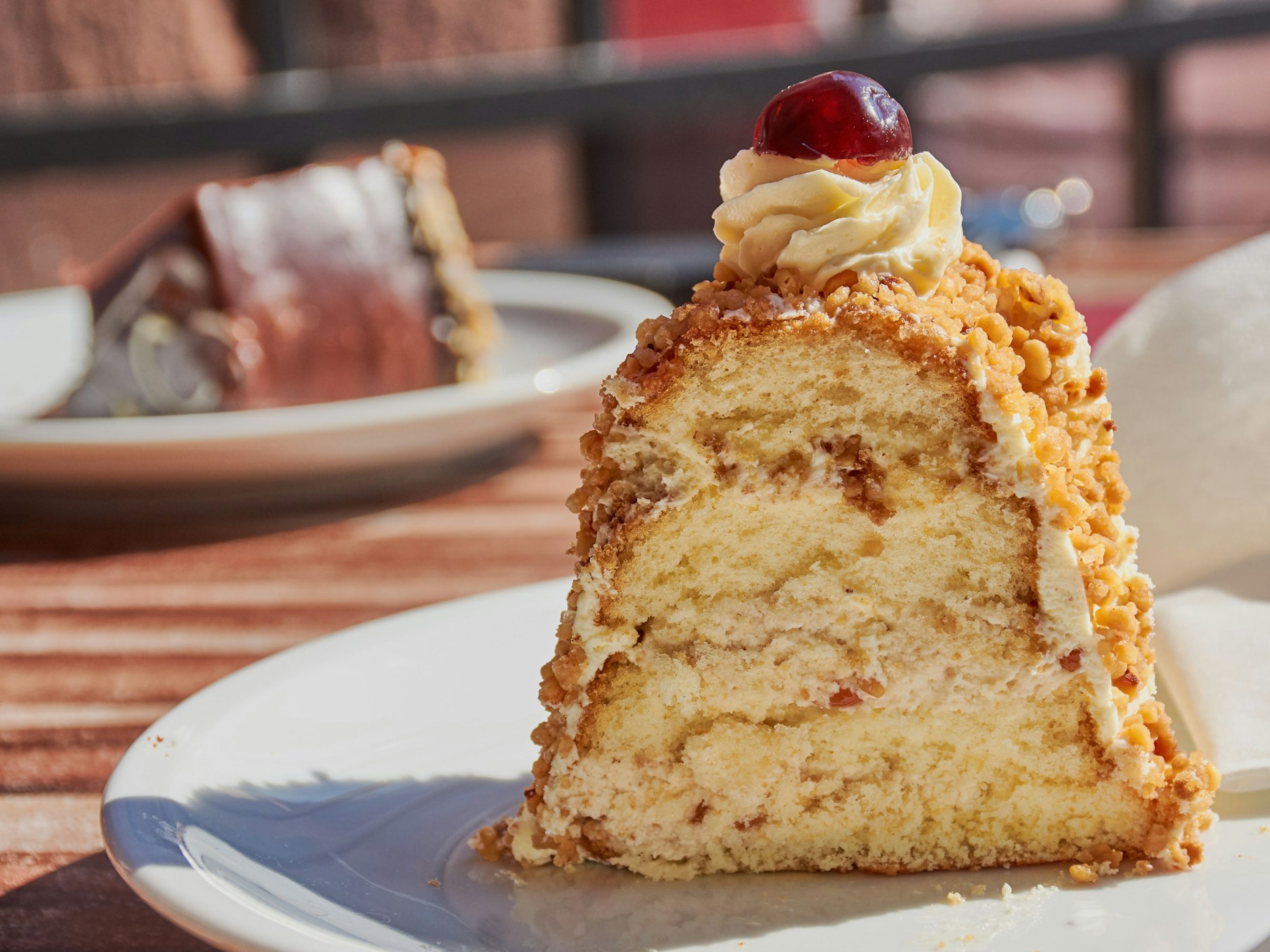 Der klassische Frankfurter Kranz: Lockere Böden, süße Puddingcreme, Marmelade und Krokant. Sieht edel aus, ist mit unserem Rezept aber schnell gemacht.