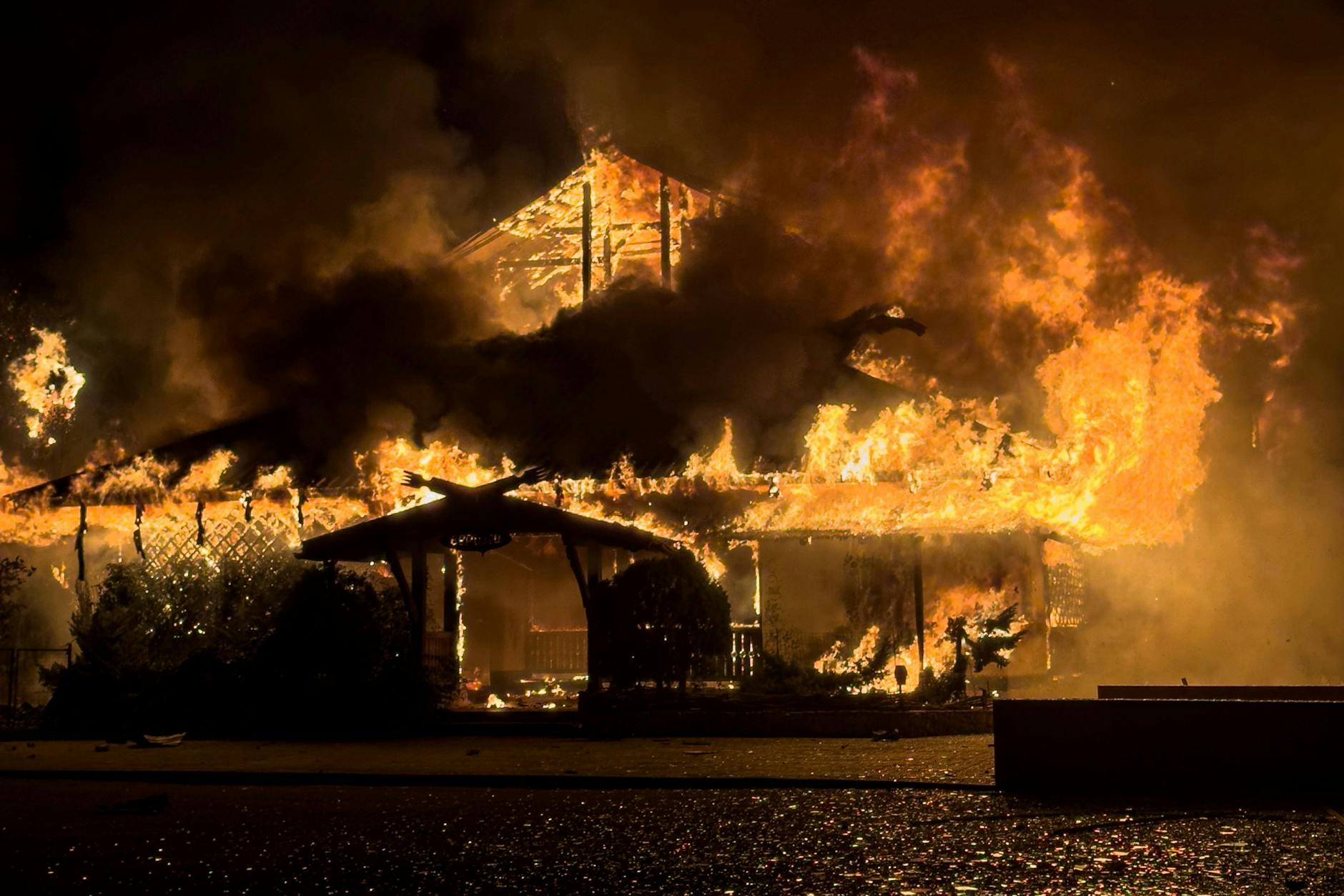 Ukraine: Brennendes Haus nach einem russischen Angriff in Mykolajiw.