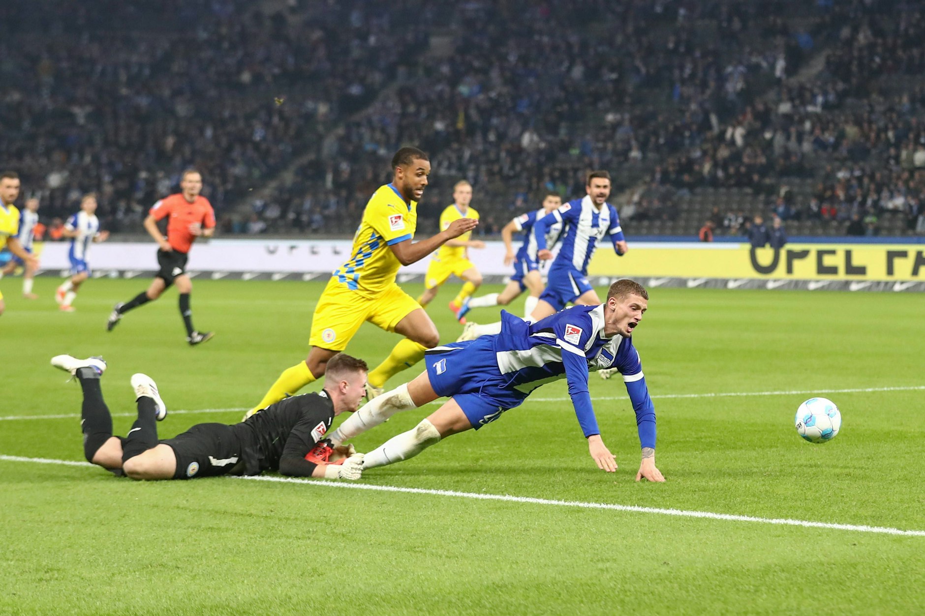 Herthas Michael Cuisance wurde im Strafraum von Braunschweigs Keeper Lennart Grill festgehalten - Elfmeter!