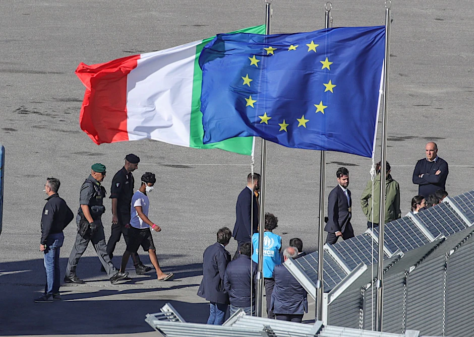 Vor kurzem sind die ersten Migranten in Albanien angekommen. Ein Gericht entschied, dass sie weiter nach Italien dürfen.&nbsp;