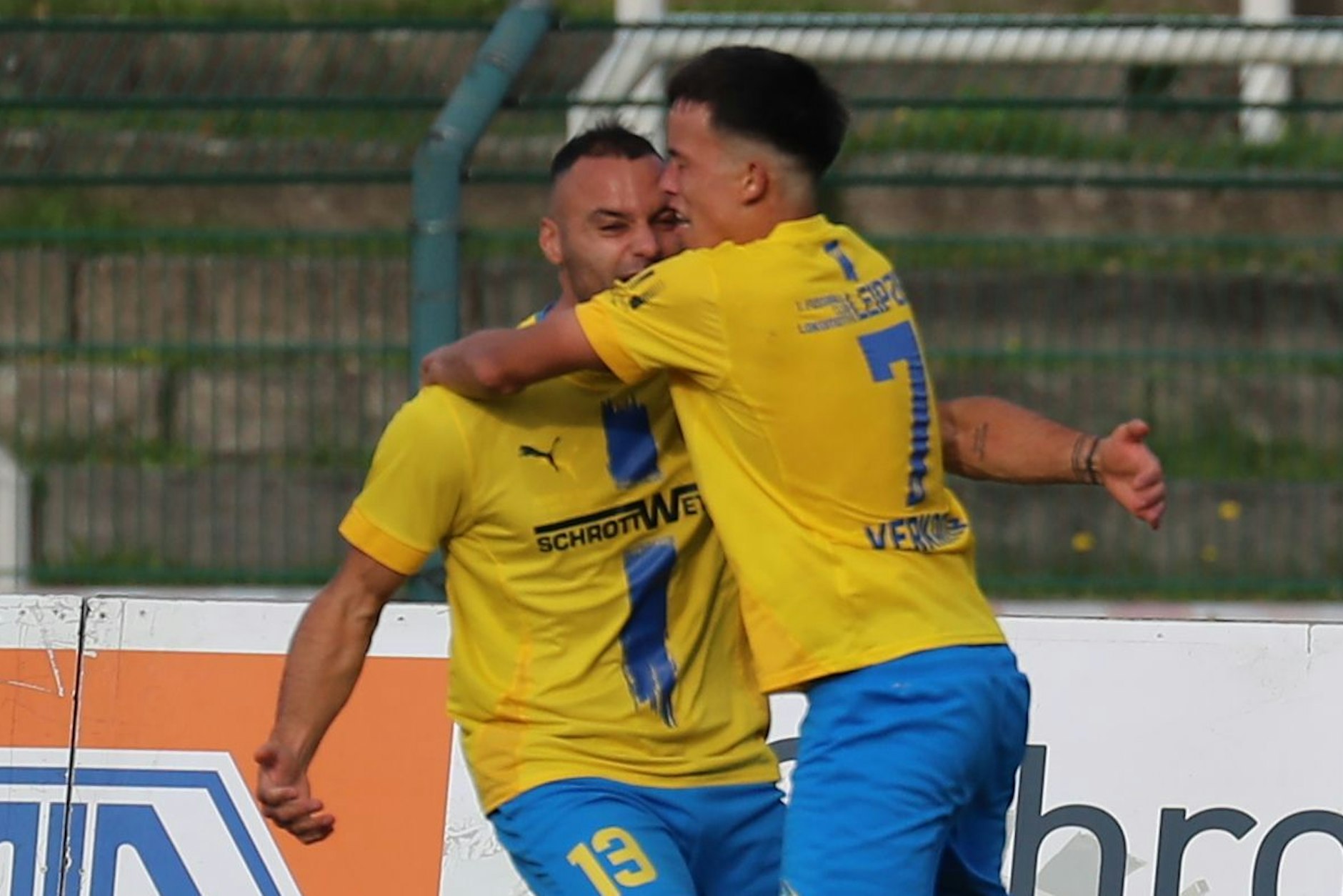Am Ende jubelt im Sportforum Hohenchönhausen nur Lok Leipzig : Pasqual Verkamp (r.) feierte mit Djamal Ziane dessen 2:0 gegen den BFC Dynamo.