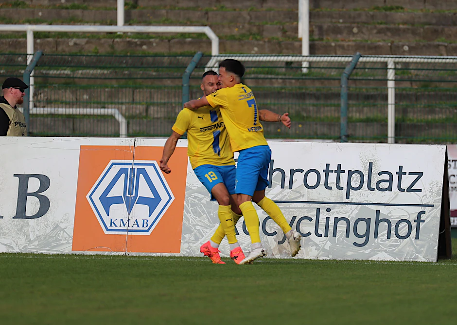 Am Ende jubelt im Sportforum Hohenchönhausen nur Lok Leipzig :  Pasqual Verkamp (r.) feierte mit Djamal Ziane dessen 2:0 gegen den BFC Dynamo.