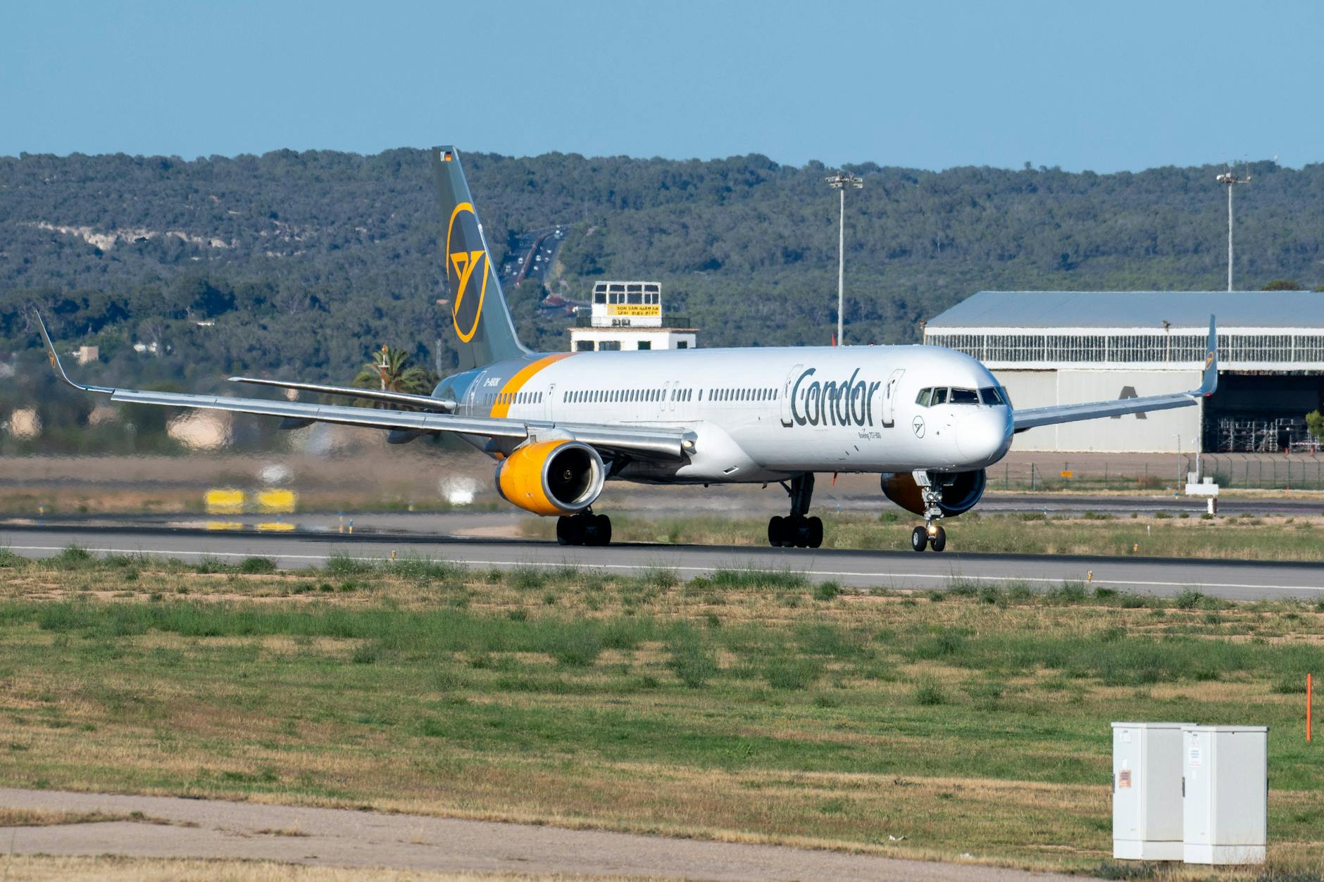 Boeing 757 von Condor am Flughafen Palma de Mallorca: Der Mitarbeiter war in den Abgasstrahl der Maschine geraten.