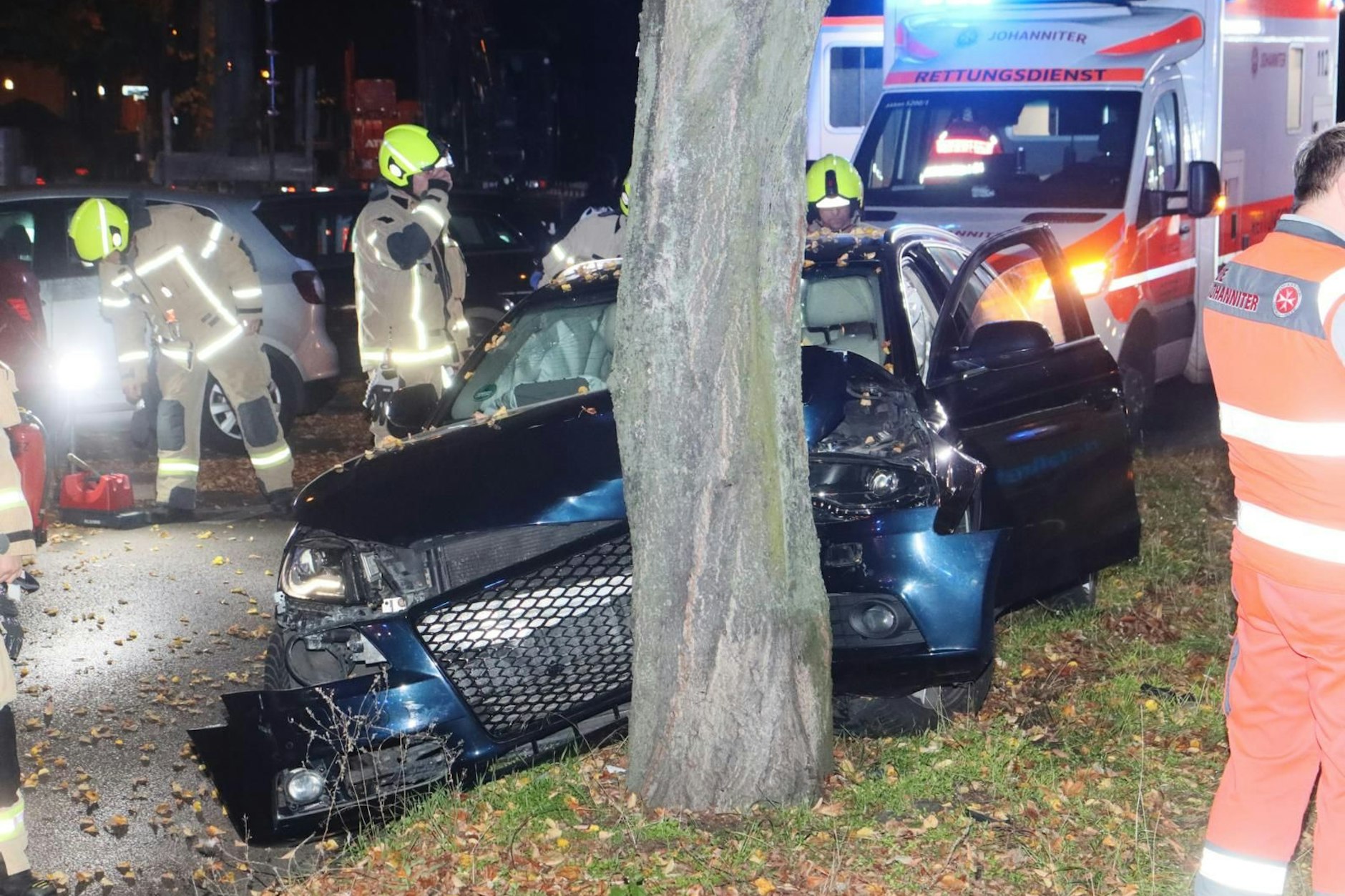 Das Auto raste mit voller Wucht in Schöneweide gegen einen Baum.