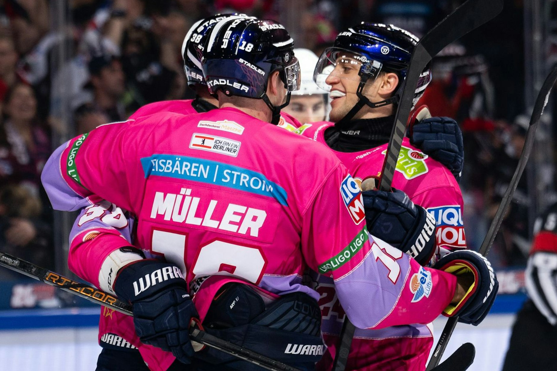 Eisbär Freddy Tiffels (r.) verliert im Spiel zwar einen Zahn, kann sich dafür aber über zwei Tore freuen.