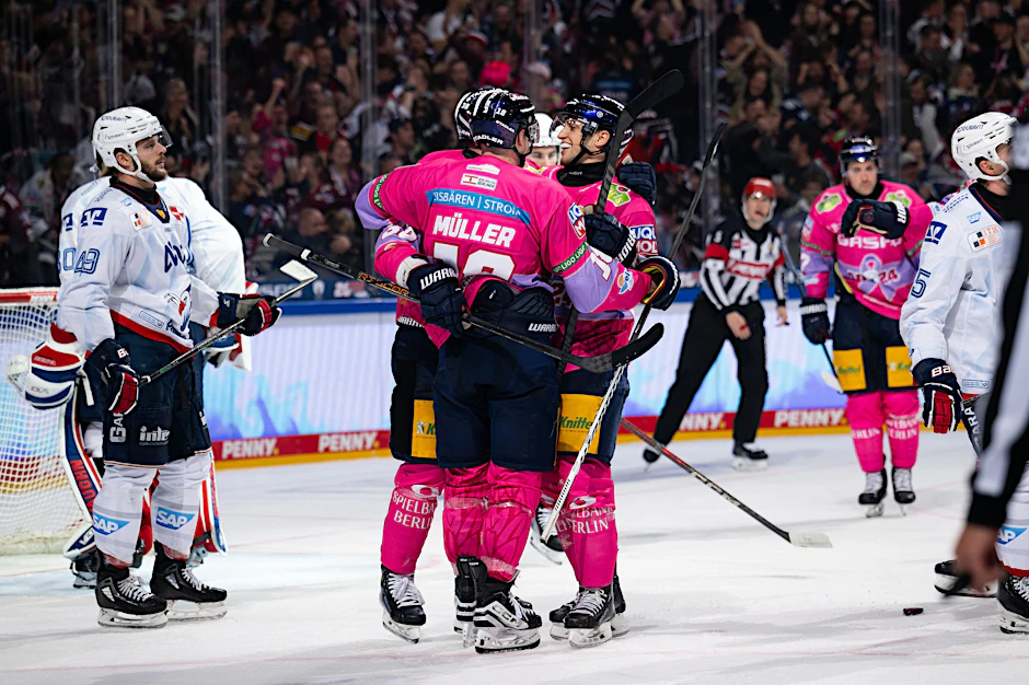 Eisbär Freddy Tiffels (r.) verliert im Spiel zwar einen Zahn, kann sich dafür aber über zwei Tore freuen.