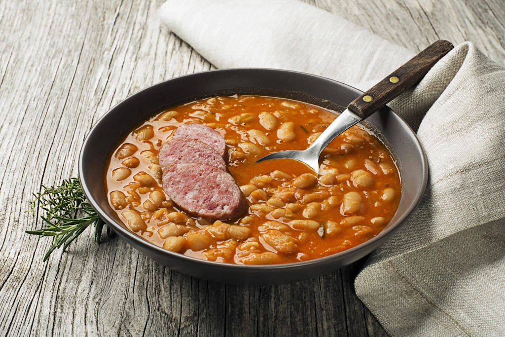 Rezept für leckeren Sattmacher: Deftiger Bohneneintopf mit Würstchen