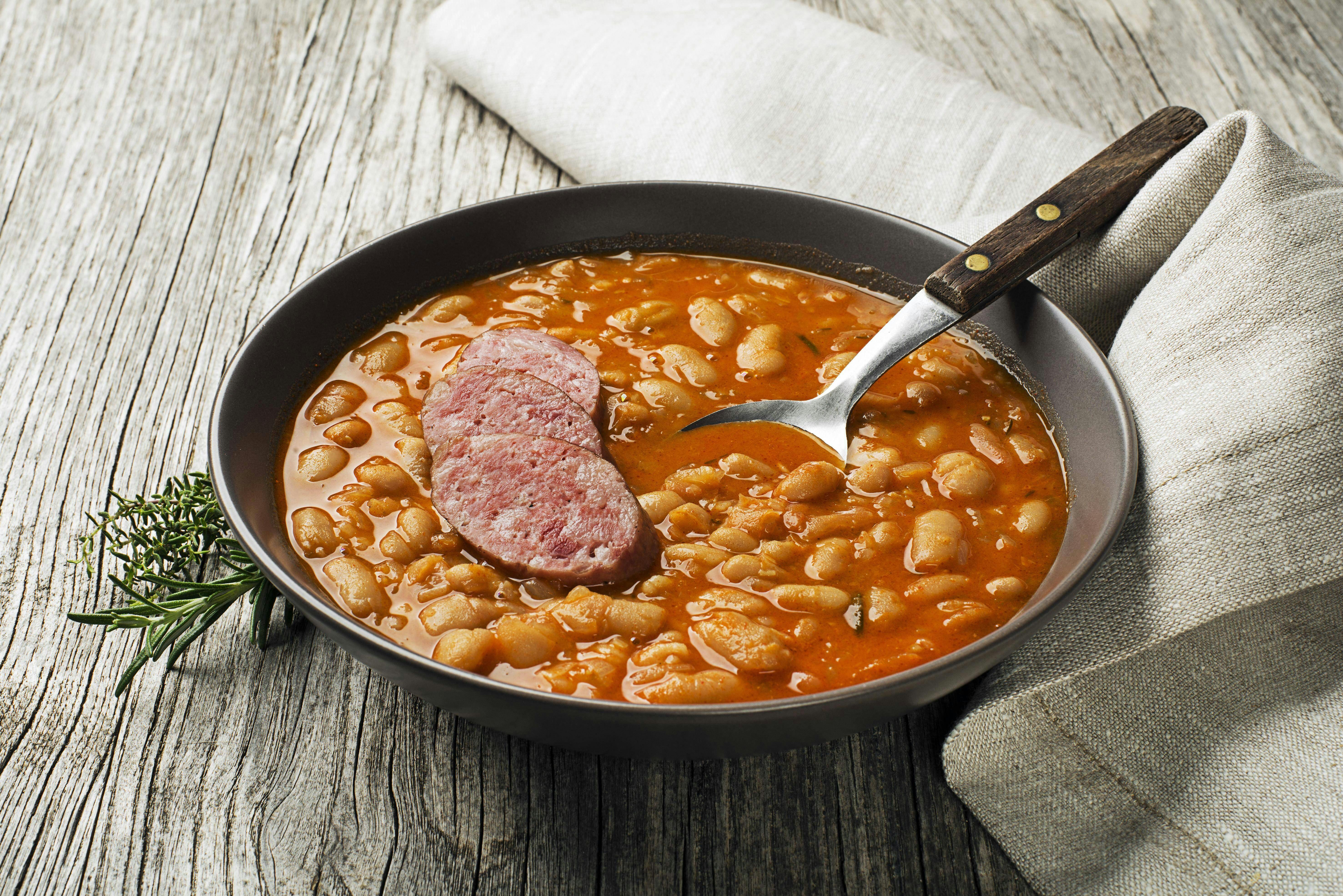 Rezept für leckeren Sattmacher: Deftiger Bohneneintopf mit Würstchen