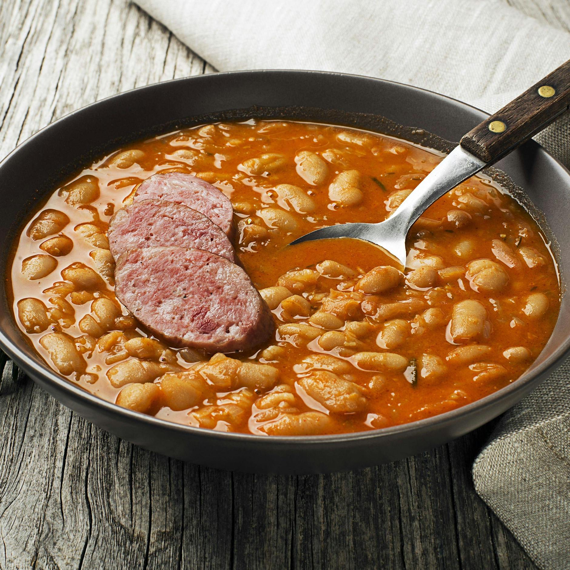 Rezept für leckeren Sattmacher: Deftiger Bohneneintopf mit Würstchen