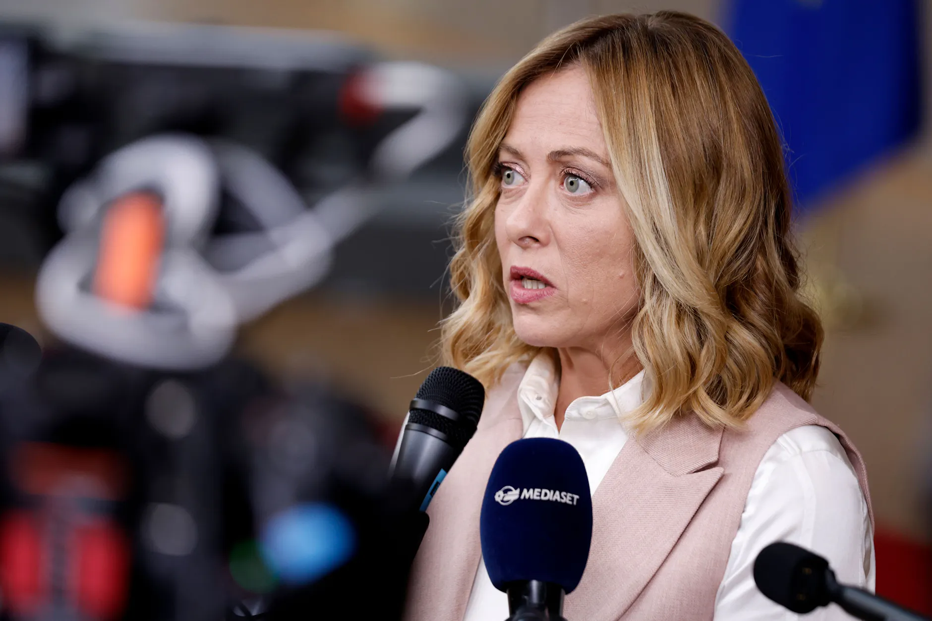 Italiens Ministerpräsidentin Giorgia Meloni gibt eine Stellungnahme ab. 