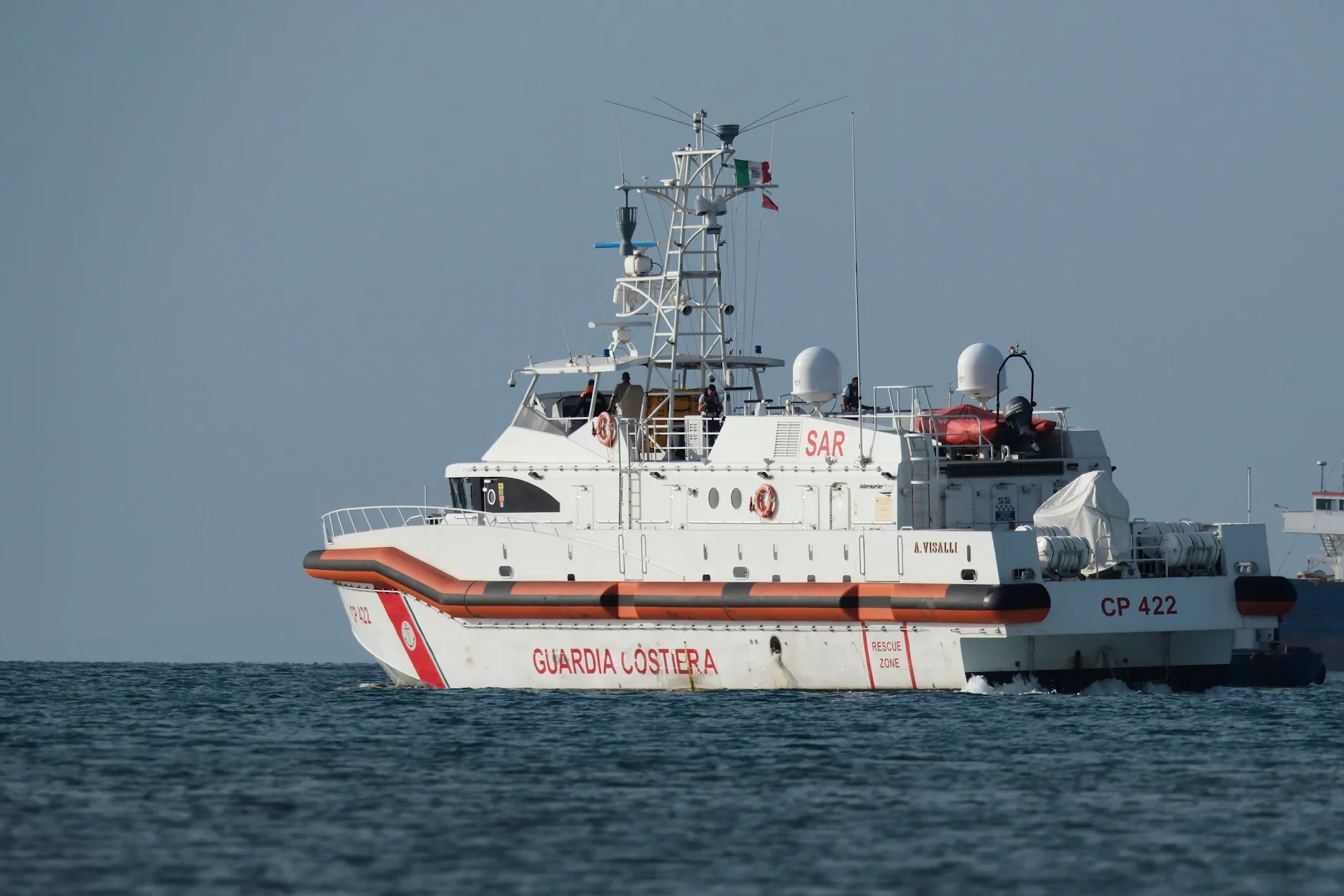 Albanien: Ein Schiff der italienischen Küstenwache verlässt den Hafen von Shengjin in Richtung Italien. An Bord befinden sich 12 von 16 Migranten, die in internationalen Gewässern abgefangen wurden. 