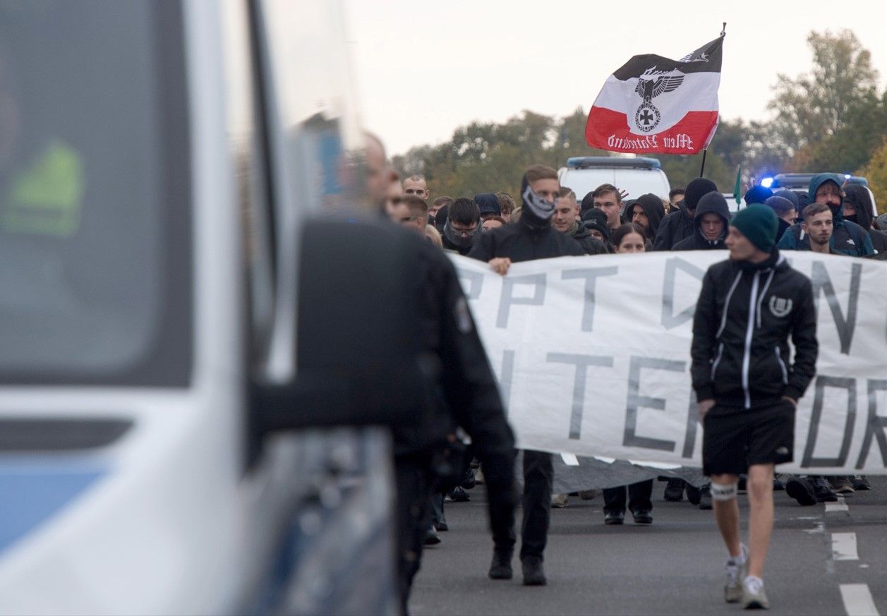 Berlin-Marzahn: Antifa und Neonazis demonstrieren – Polizei im Einsatz