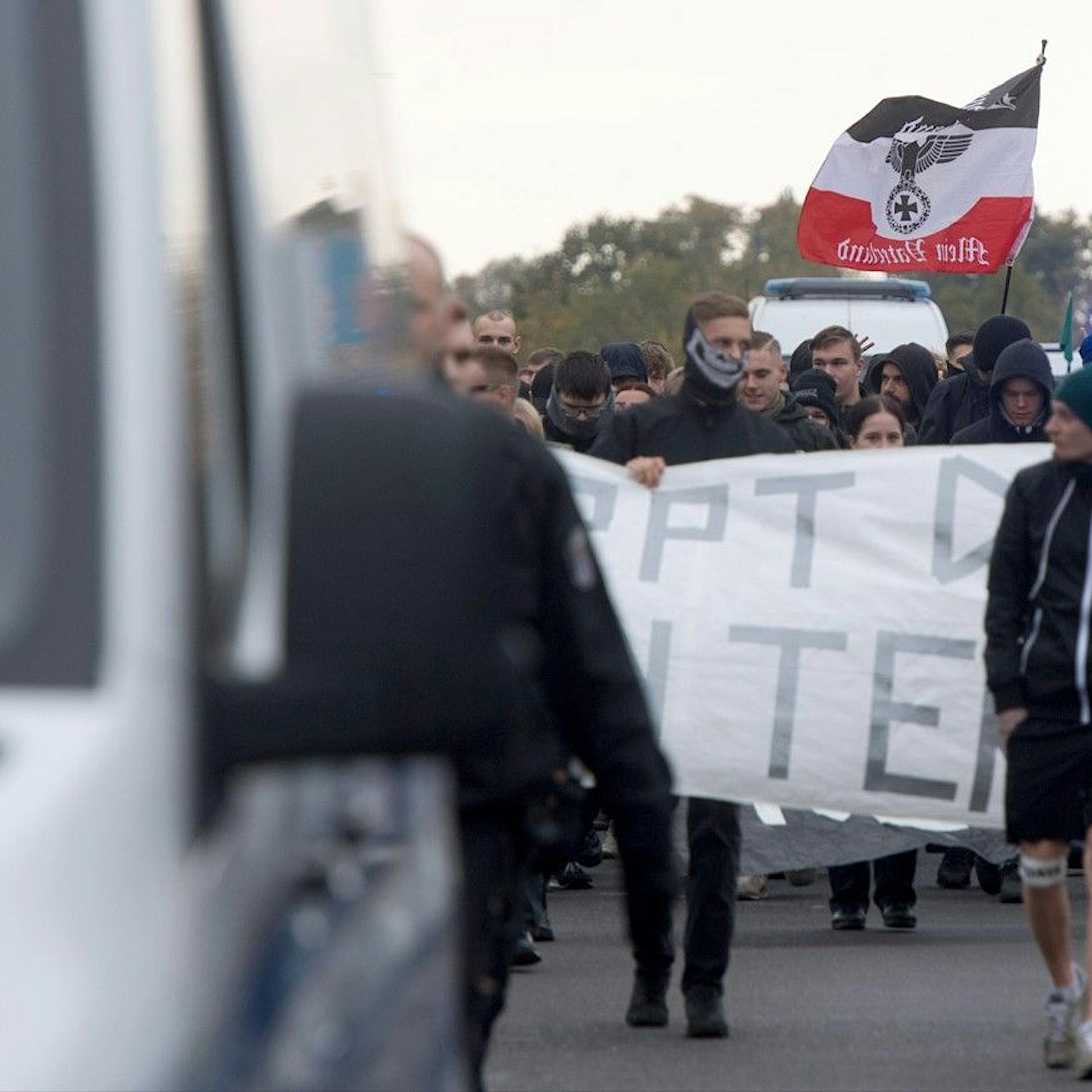 Berlin-Marzahn: Antifa und Neonazis demonstrieren – Polizei im Einsatz