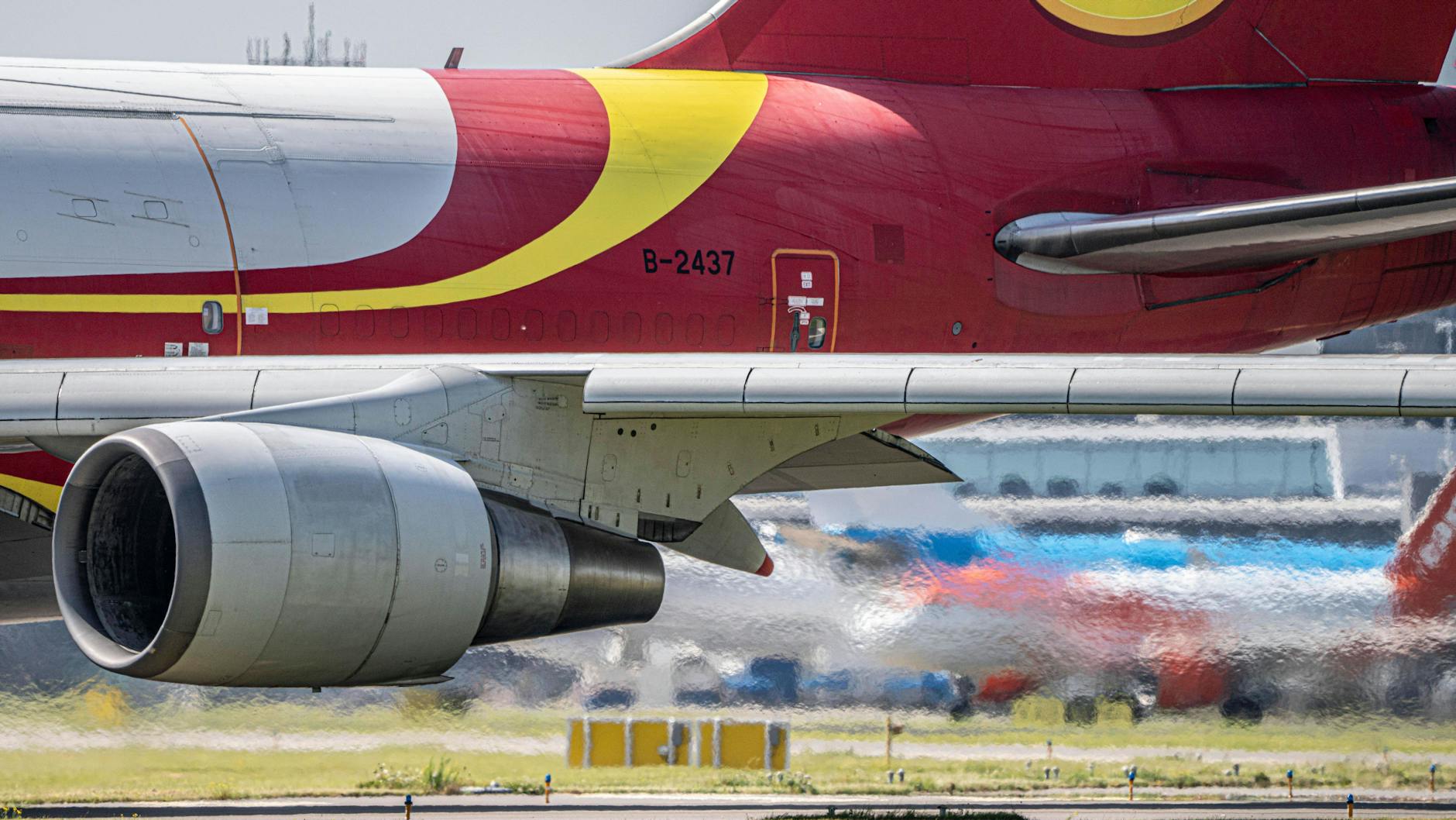 In den Abgasstrahl eines Flugzeuges zu geraten, kann lebensgefährlich sein.