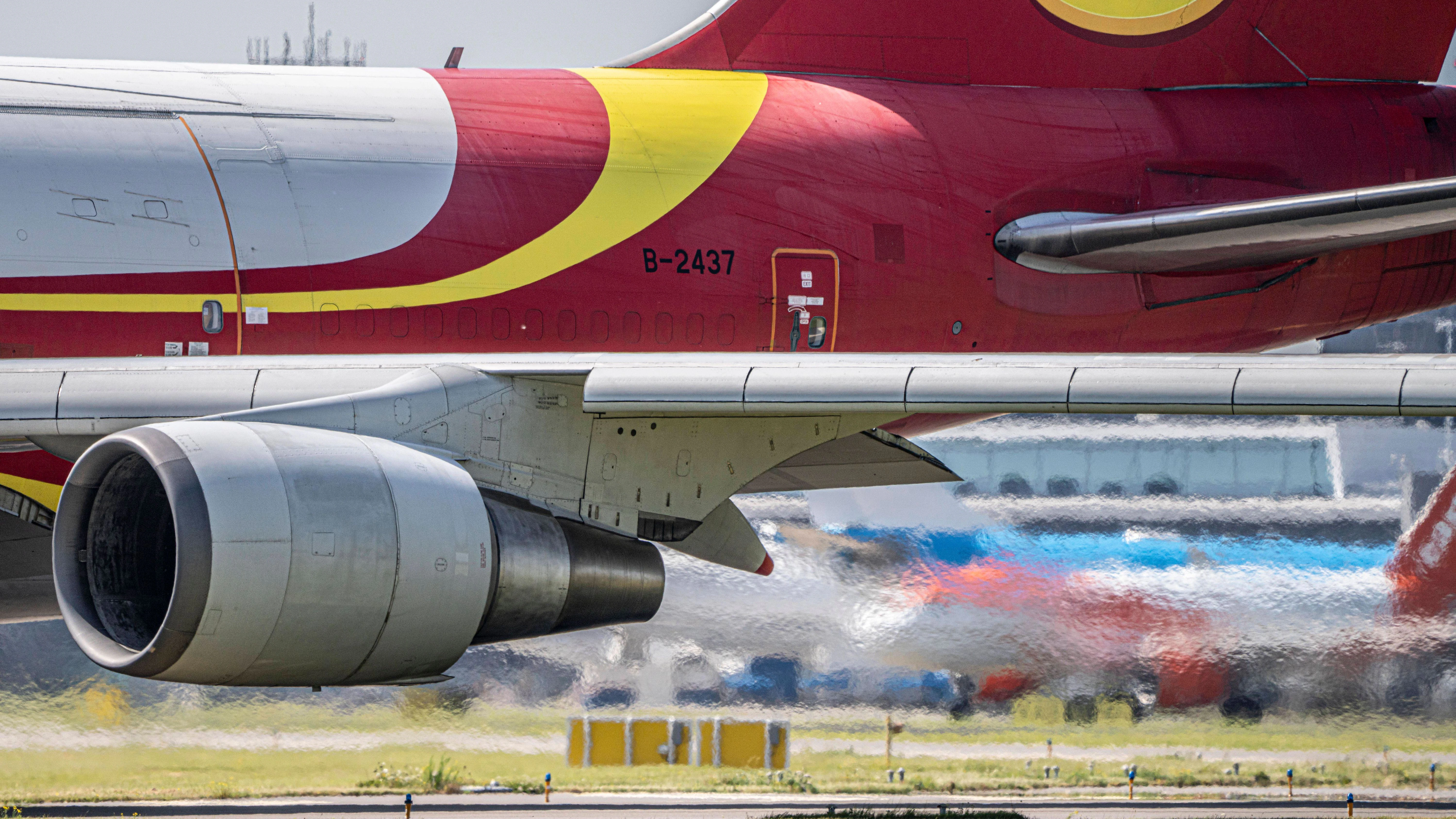 In den Abgasstrahl eines Flugzeuges zu geraten, kann lebensgefährlich sein.