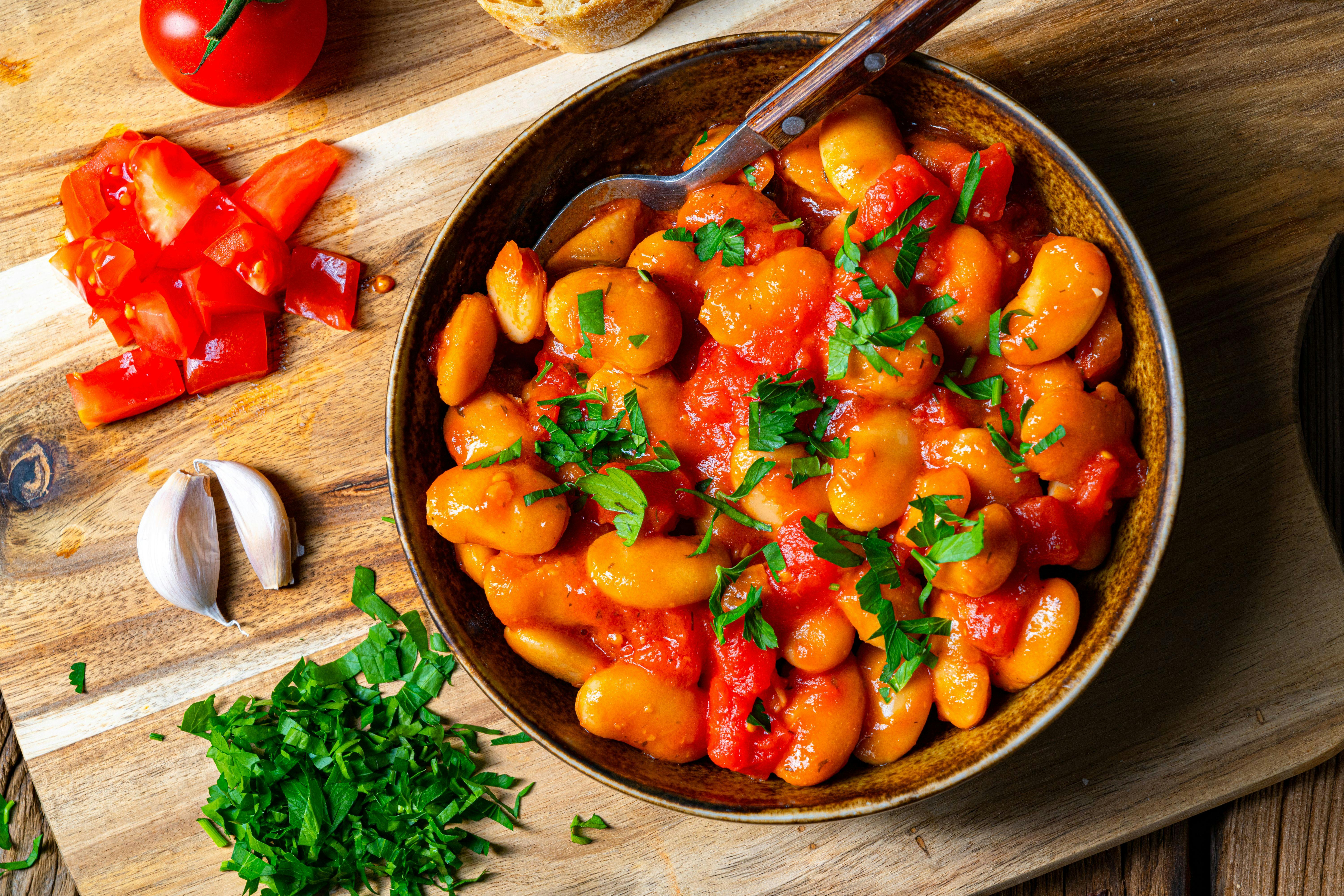 Rezept für leckeren Sattmacher: Deftiger Bohneneintopf mit Würstchen