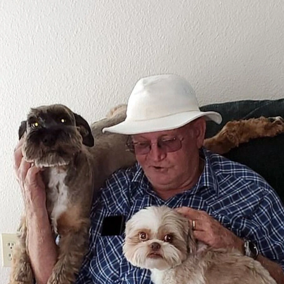 Robert Adolph Boehm mit seinen geliebten Hunden.