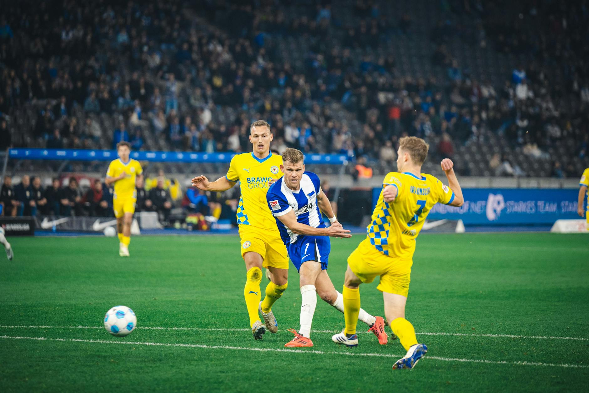 Kompromisslos abgefackelt! Stürmer Florian Niederlechner traf aus 16 Metern zum 3:1 für Hertha BSC gegen Braunschweig.