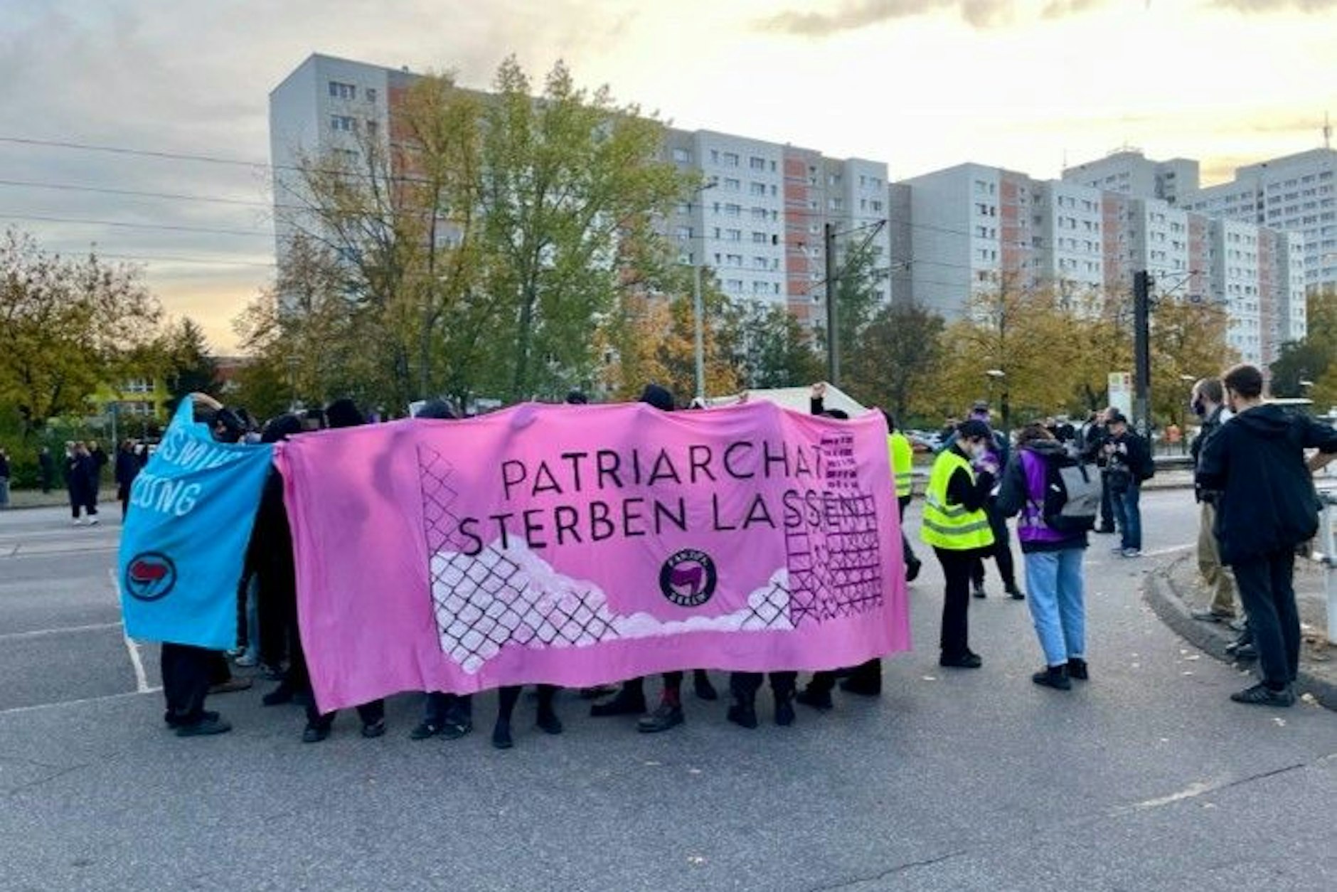 Berlin-Marzahn: Blick auf die Spitze des linken Protestzuges.