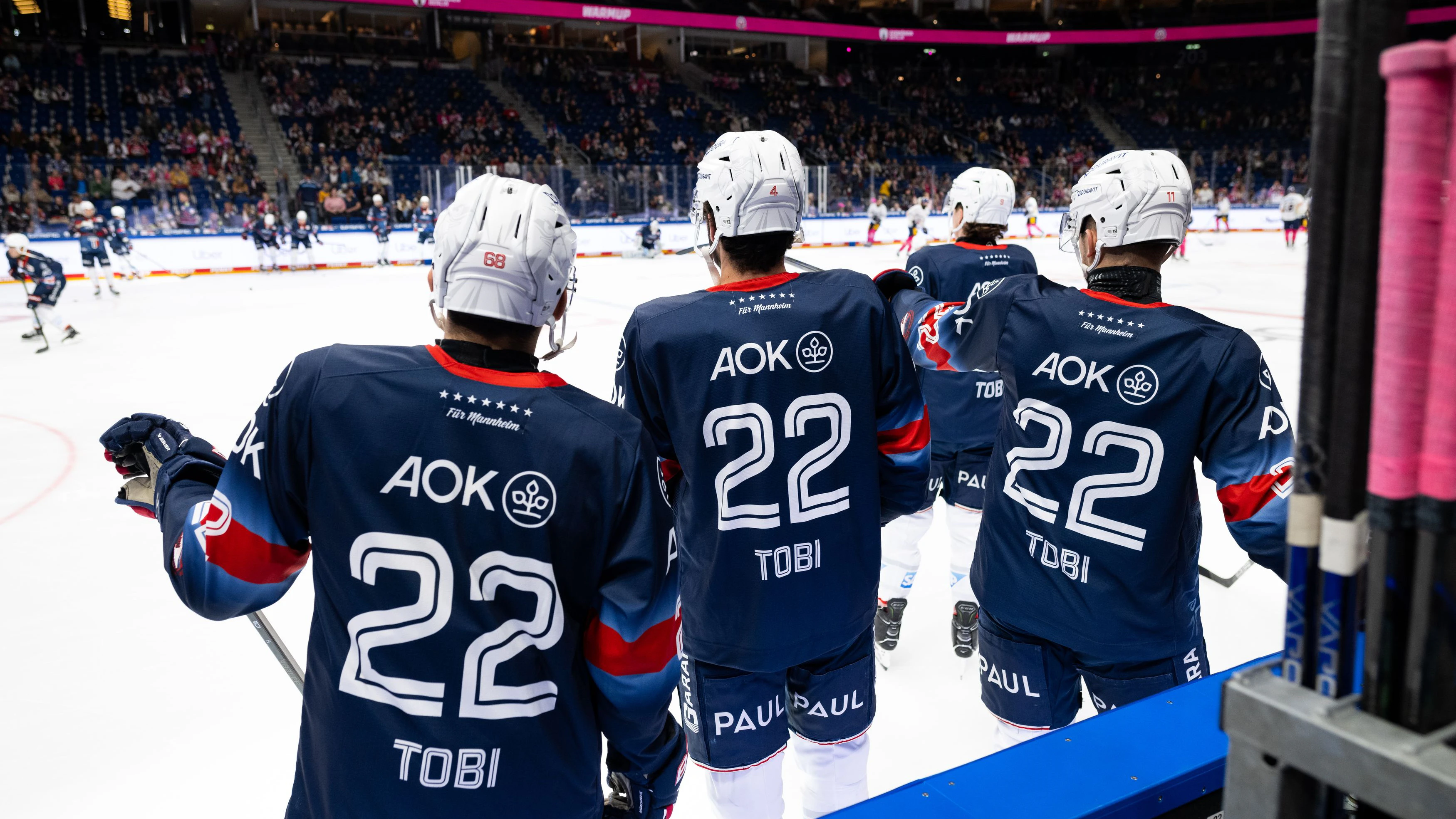 Ganz stark: Alle Mannheimer trugen beim Warmmachen ein Trikot mit der 22 und dem Schriftzug Tobi als Unterstüzung für den erkranken Eisbär Tobi Eder.&nbsp;