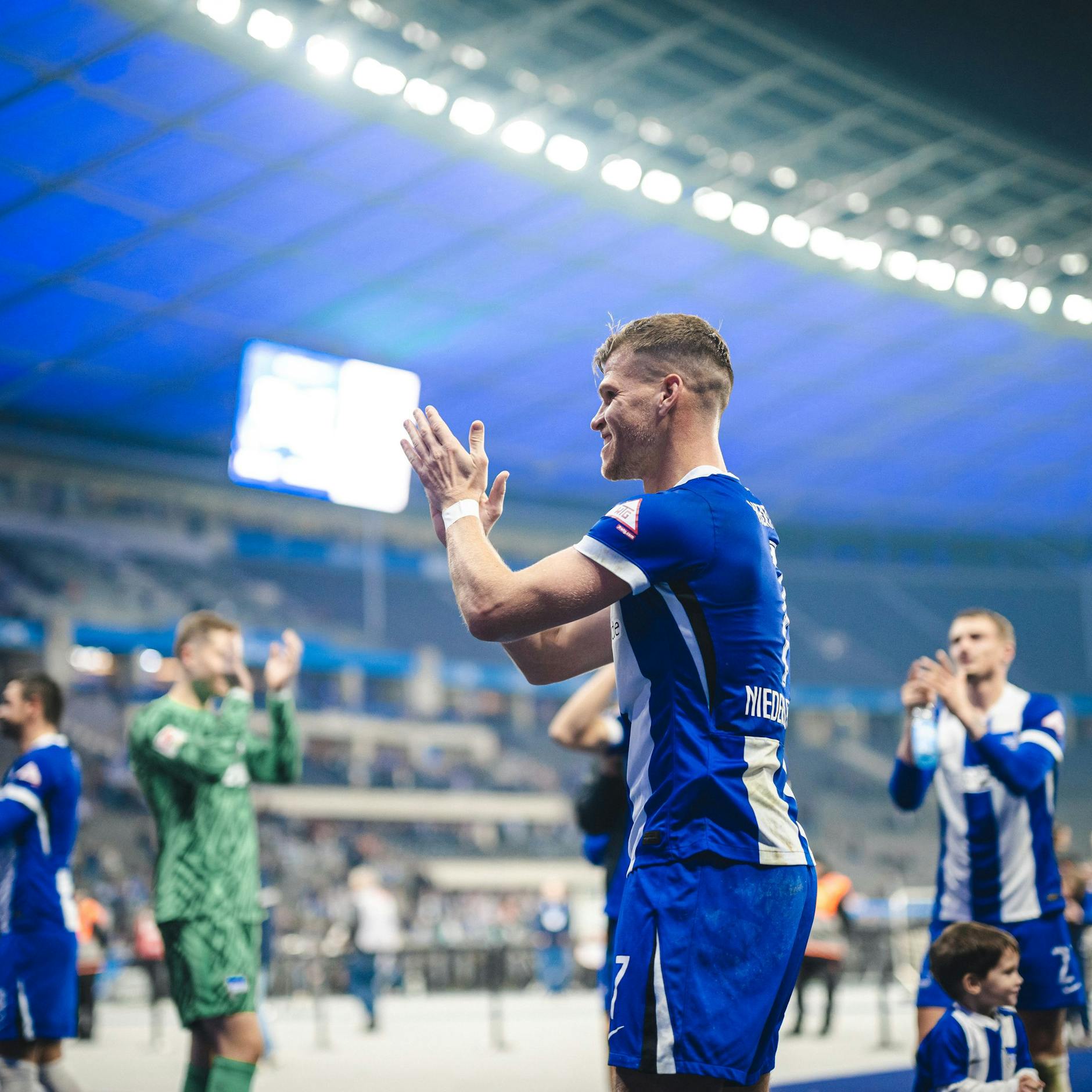Florian Niederlechner ließ sich von Herthas Fans in der Ostkurve zurecht feiern.