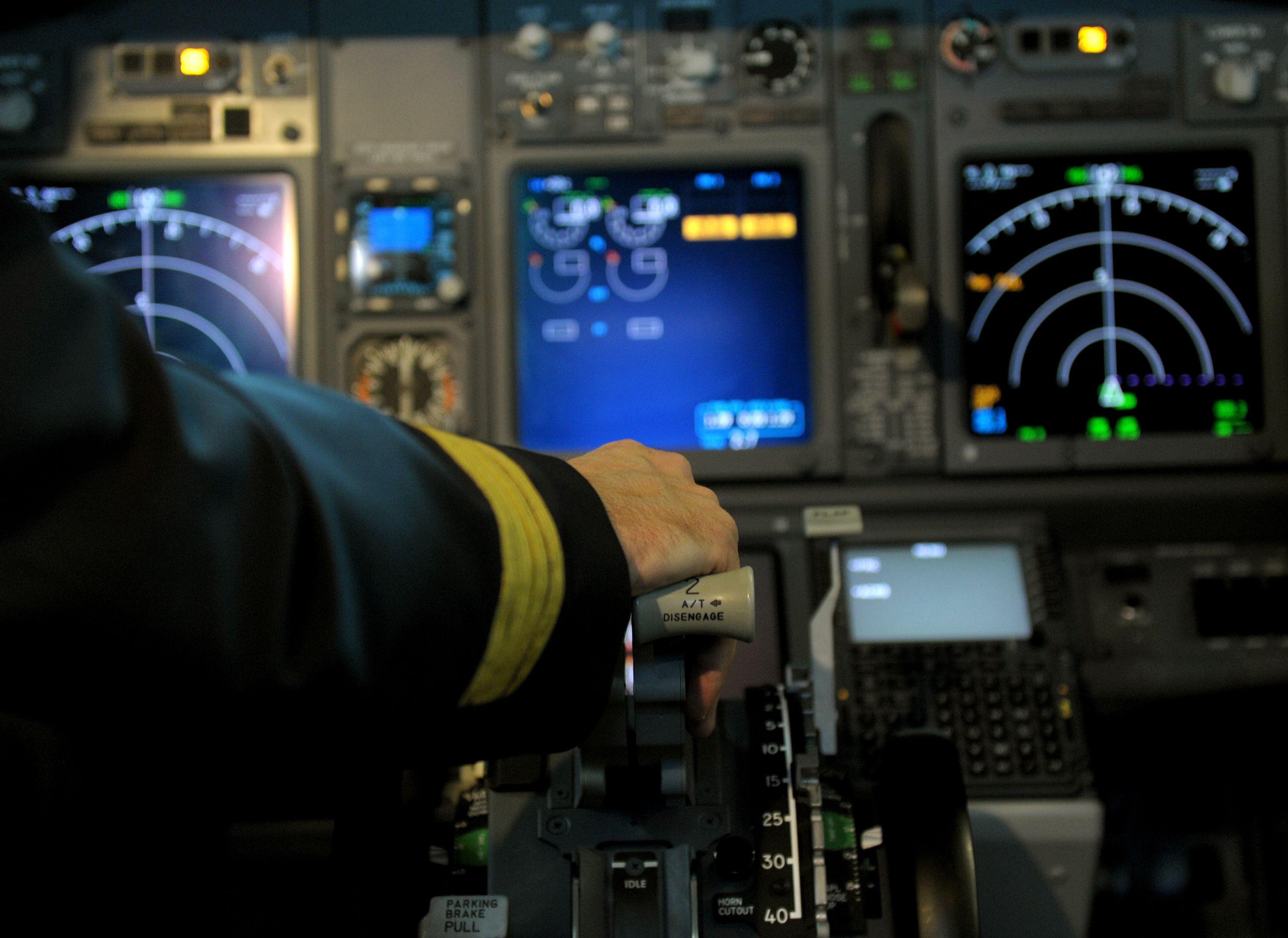 Pilot erklärt: Kann ein normaler Passagier eigentlich ein Flugzeug landen?