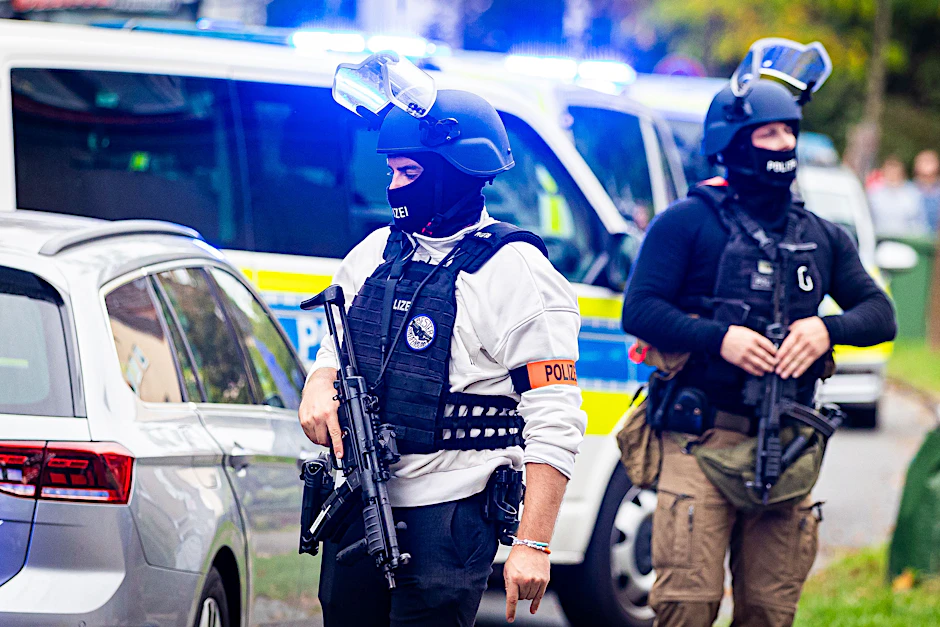 Einsatzkräfte der Polizei Niedersachsen bei einem früheren Einsatz: Am Samstag soll ein Mann in Vallstedt in Niedersachsen wahllos auf Menschen vor ihren Häusern eingestochen haben.