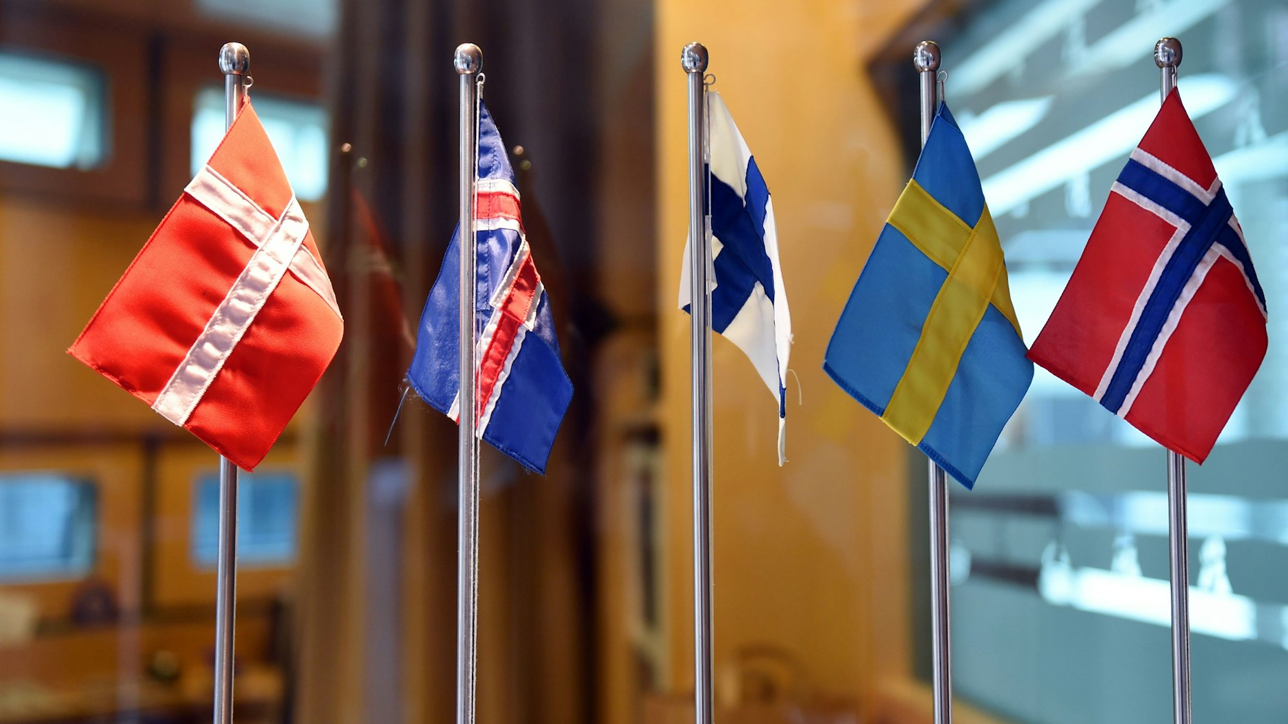 Die Flaggen von Dänemark,&nbsp; Island, Finnland, Schweden und Norwegen in den Nordischen Botschaften in Berlin