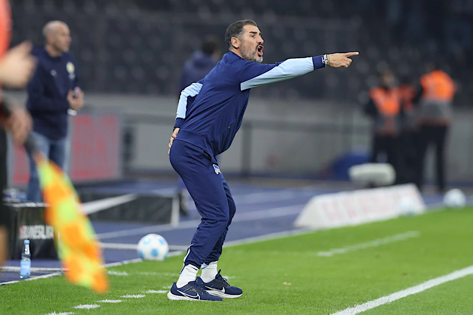 Herthas Trainer Cristian Fiel treibt die blau-weißen Profis an, doch sie laufen zu wenig in den freien Raum.
