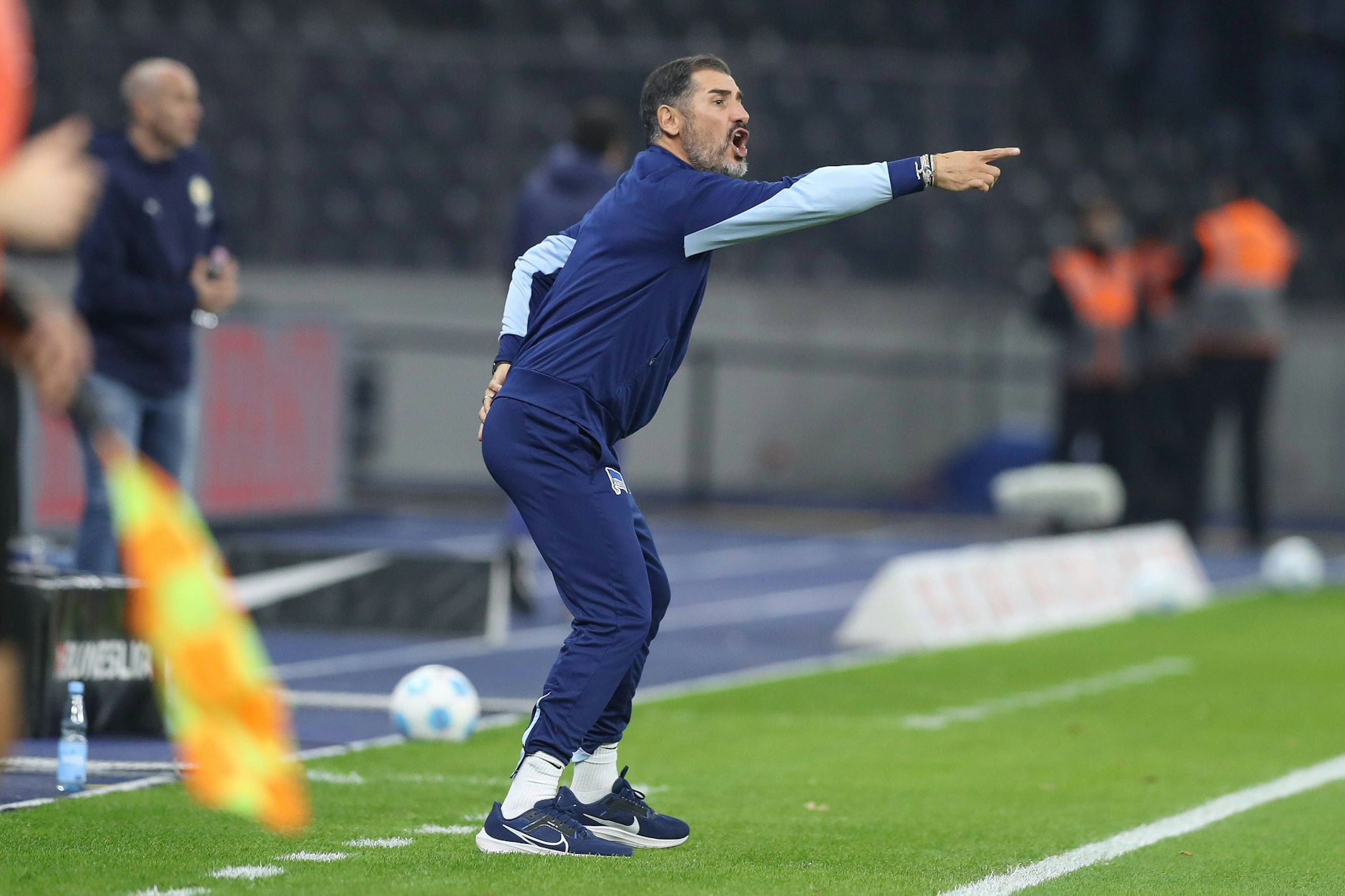 Herthas Trainer Cristian Fiel treibt die blau-weißen Profis an, doch sie laufen zu wenig in den freien Raum.