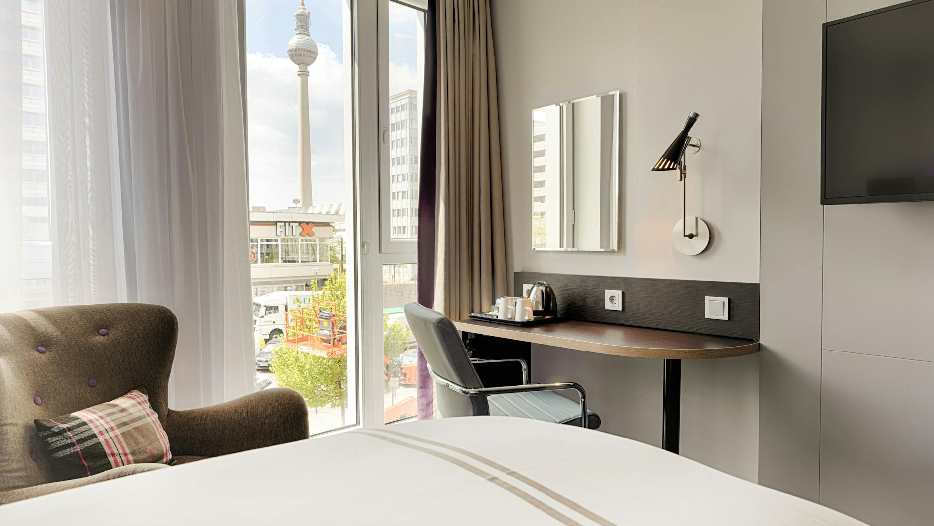 Auf eine gute Matratze im Hotel legen die Deutschen Wert. Zimmer im Premier Inn Hotel am Alexanderplatz in Berlin.