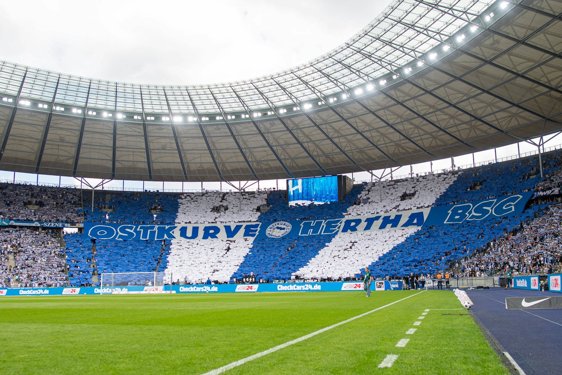 Fans von Hertha BSC in der Ostkurve im Berliner Olympiastadion. 