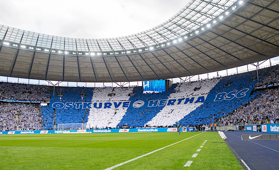 Fans von Hertha BSC in der Ostkurve im Berliner Olympiastadion. 
