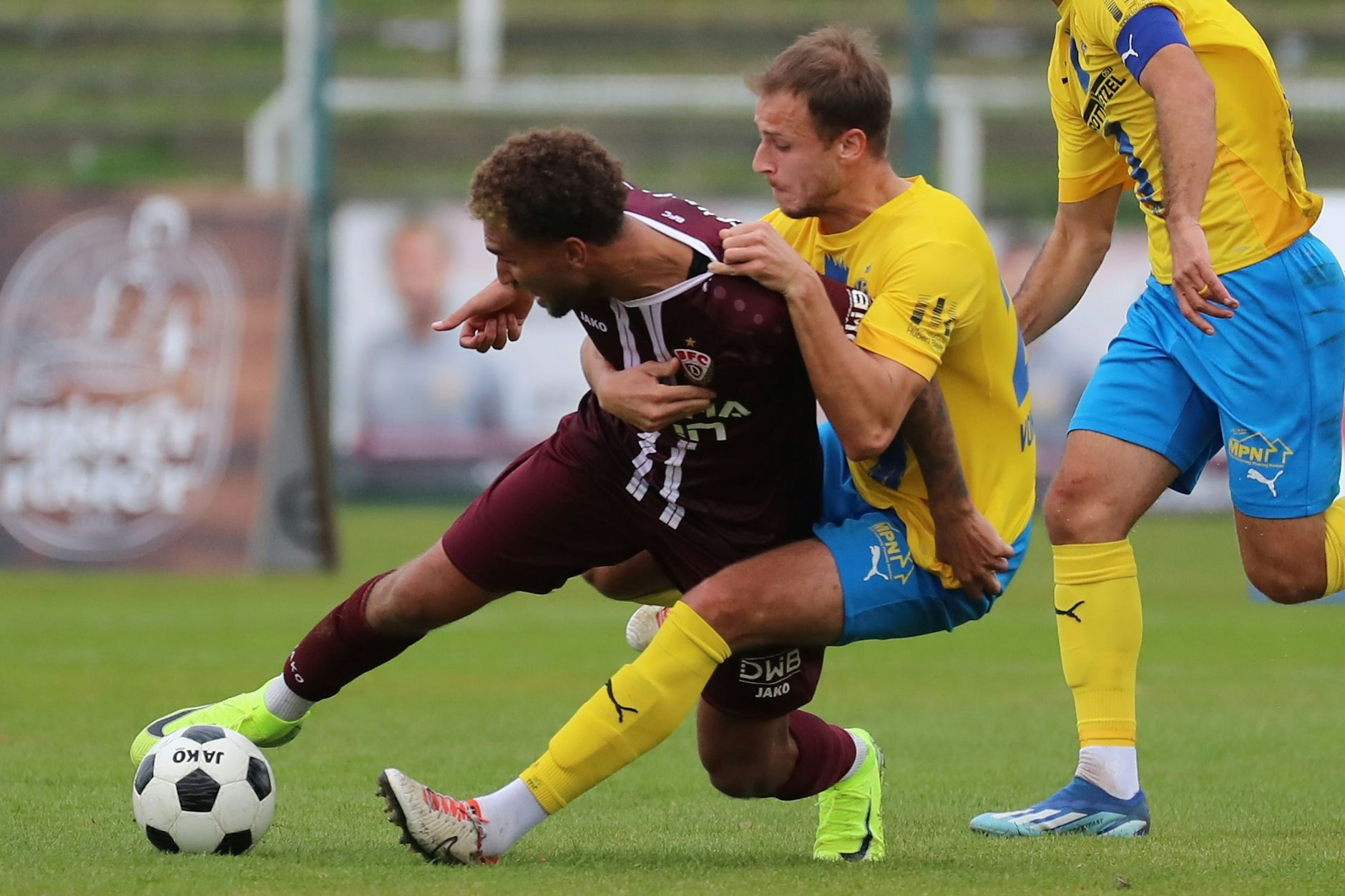 BFC-Stürmer Kevin Lankford (l.) haut sich auch gegen Lok Leipzig rein, kann den Bock vorm Tor des Gegners aber auch nicht umstoßen.
