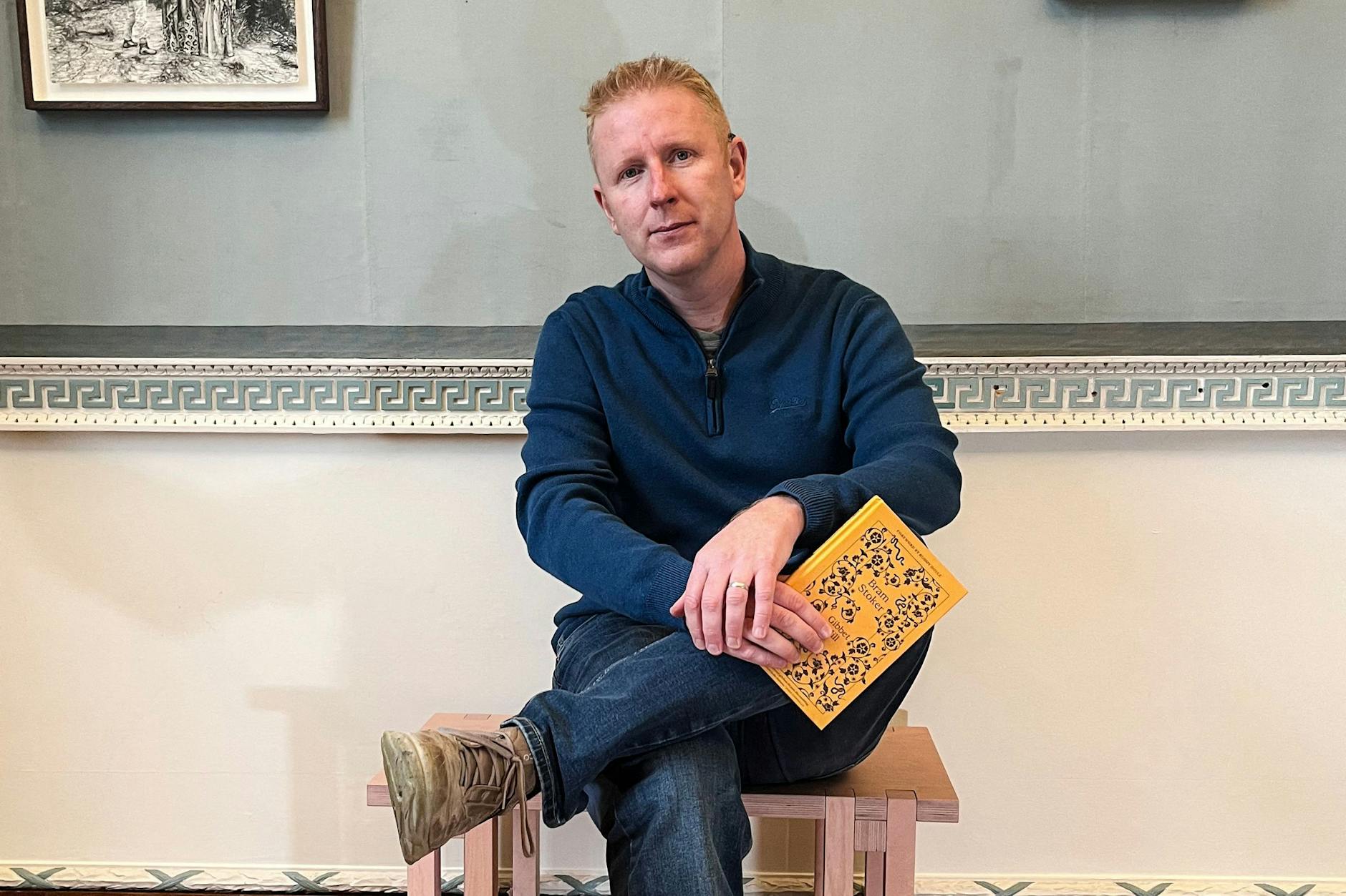 Brian Cleary, 44, posiert mit dem neu veröffentlichten Buch „Gibbet Hill“ des irischen Schriftstellers Bram Stoker. 