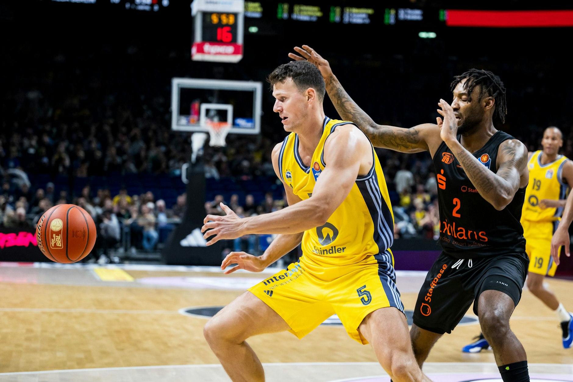 Yanni Wetzell (l.) war bei der Niederlage gegen die Chemnitz Niners der beste Werfer von Alba Berlin.