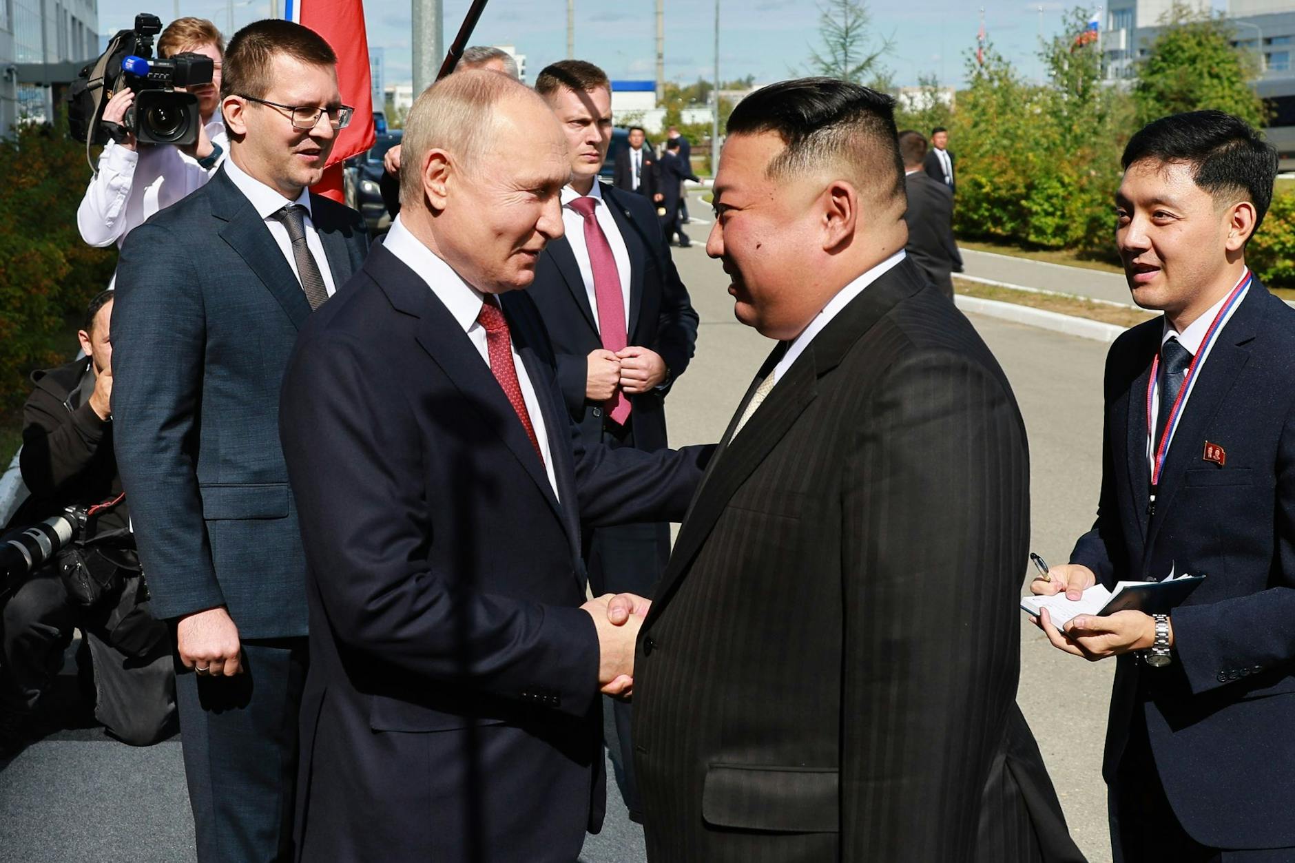 Russlands Präsident Wladimir Putin (l.) begrüßt Nordkoreas Machthaber Kim Jong-Un am Weltraumbahnhof Wostotschny.
