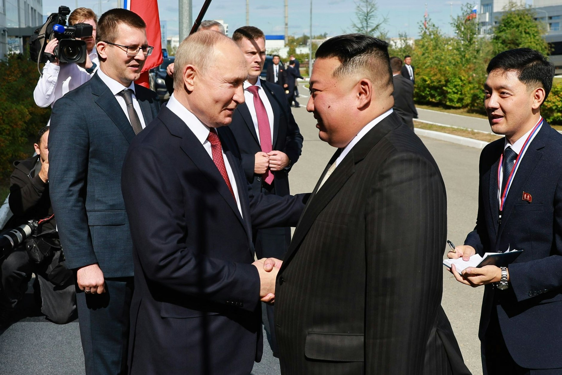 Russlands Präsident Wladimir Putin (l.) begrüßt Nordkoreas Machthaber Kim Jong-Un am Weltraumbahnhof Wostotschny.