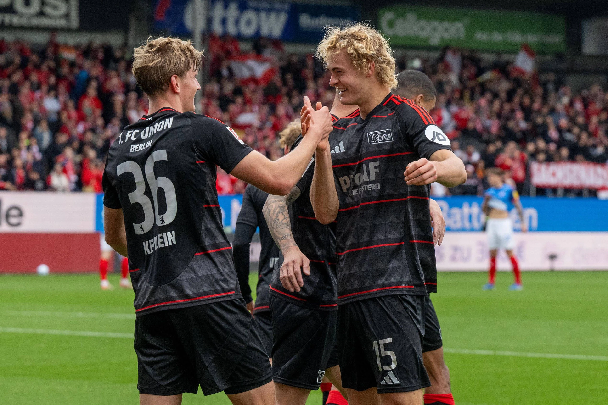 Torschütze Aljoscha Kemlein (20)&nbsp; bedankt sich bei Vorlagengeber Tom Rothe (19), der später auch selbst traf. Der 1. FC Union gewinnt in Kiel dank seiner Talente..&nbsp;