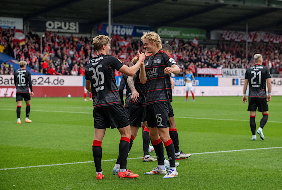 Torschütze Aljoscha Kemlein (20)&nbsp; bedankt sich bei Vorlagengeber Tom Rothe (19), der später noch selbst traf. Der 1. FC Union gewinnt in Kiel.&nbsp;