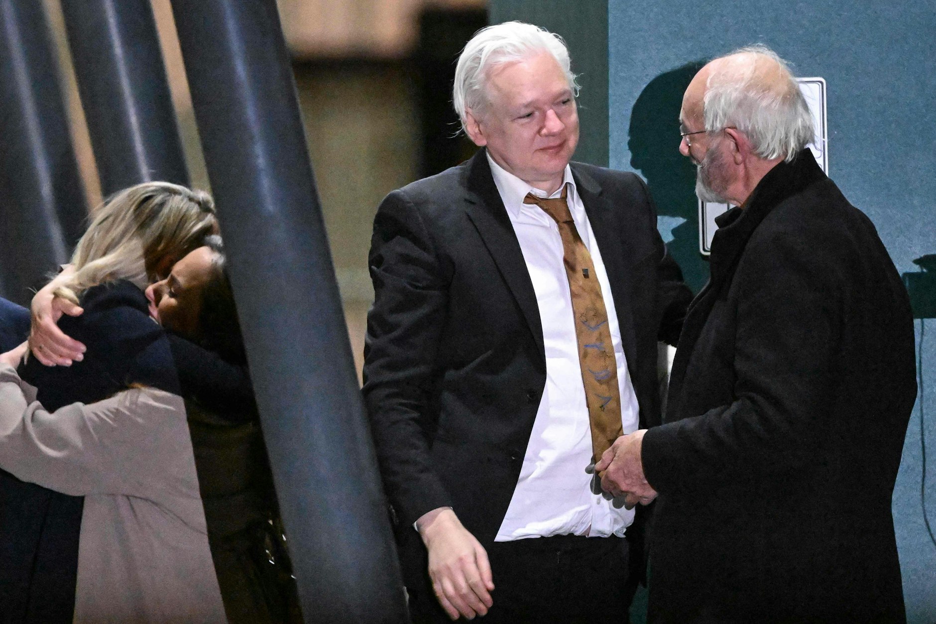 WikiLeaks-Gründer Julian Assange (Mitte) begrüßt seinen Vater John Shipton (rechts) bei seiner Ankunft in Australien nach seiner Entlassung aus dem Gefängnis.