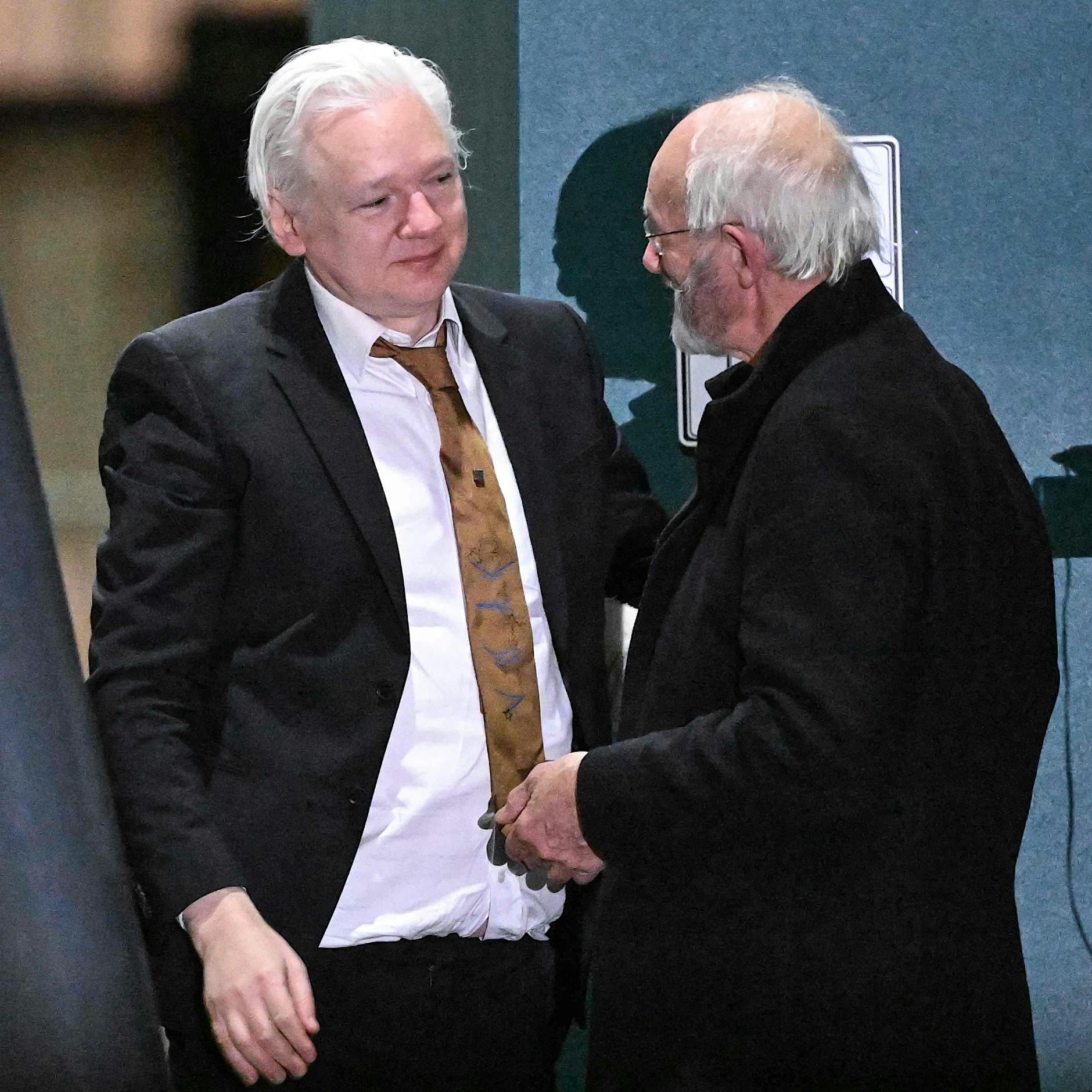 Bei Russland-Besuch: Julian Assanges Vater bedankt sich bei Wladimir Putin