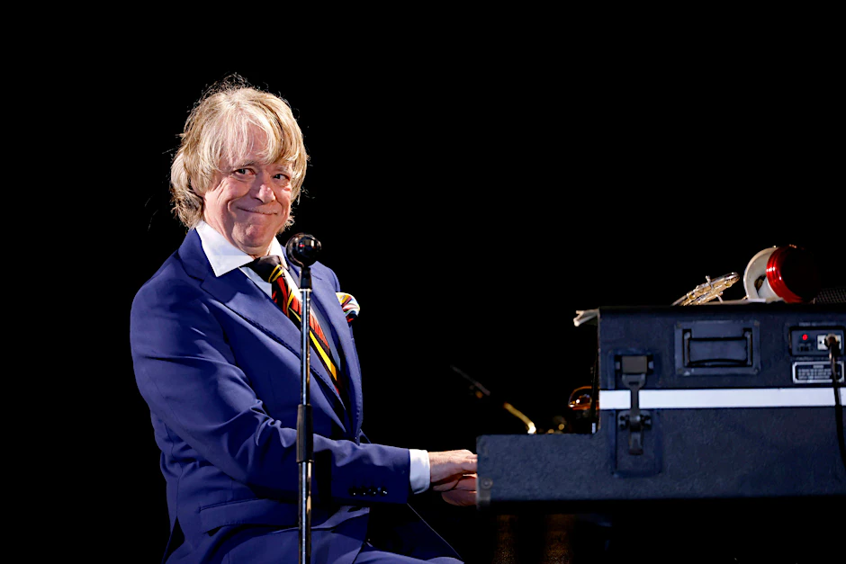Helge Schneider bei seinem Auftritt im Rahmen seiner „Katzeklo auf Räder“ - Tour.