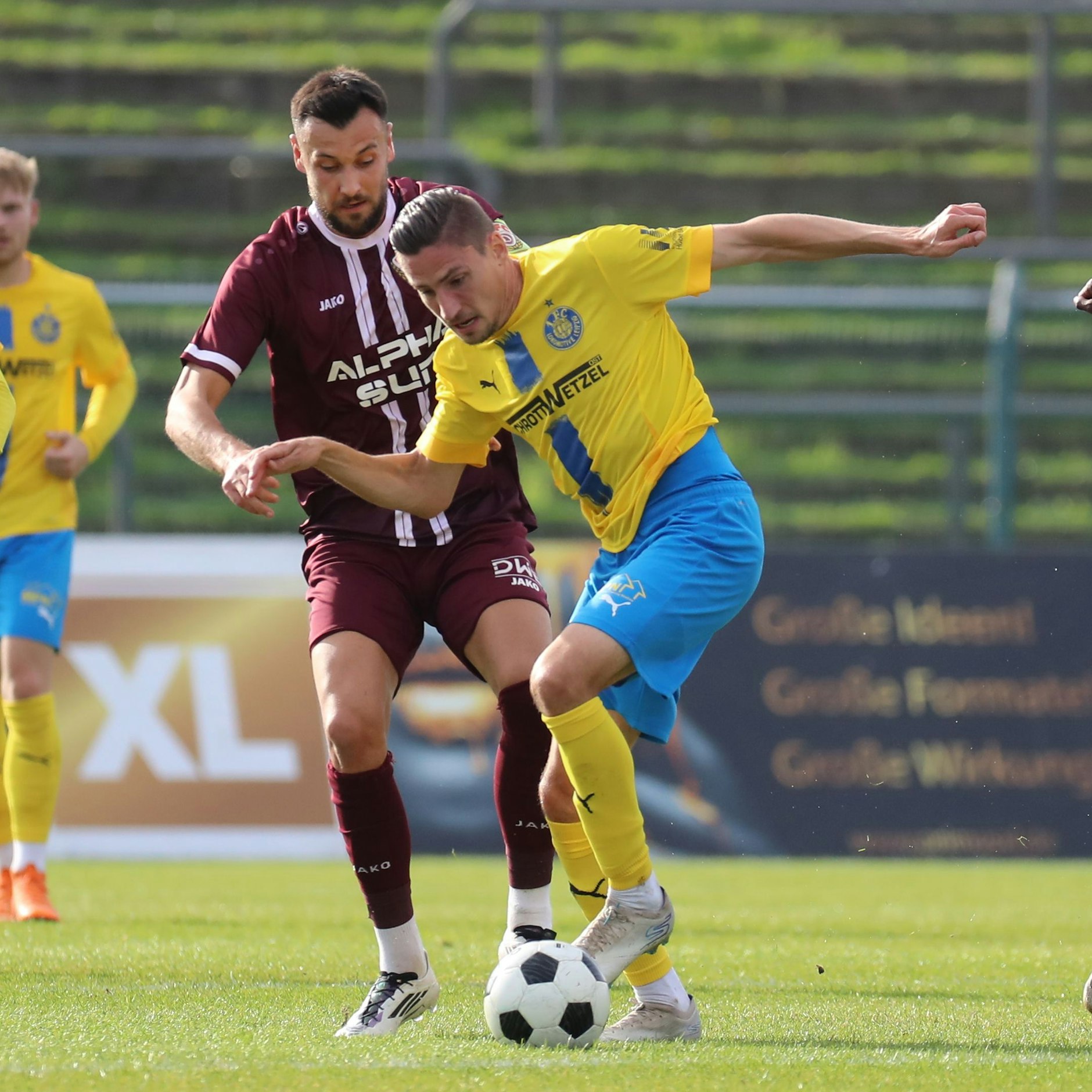 BFC-Torjäger Rufat Dadashov (l.) kommt hier gegen Lok Leipzigs Ex-Dynamo Alexander Siebeck nicht zum Zug.